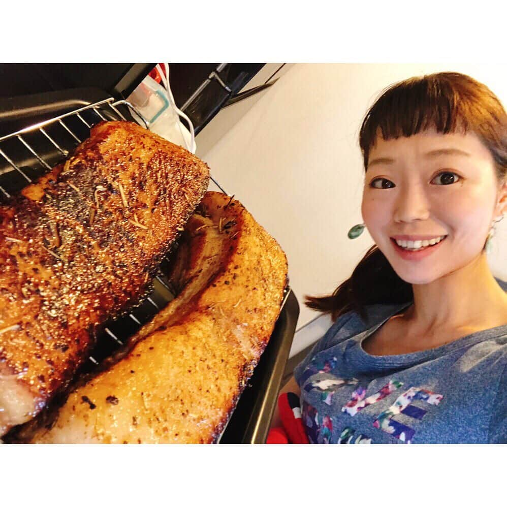 遠藤朋美さんのインスタグラム写真 - (遠藤朋美Instagram)「少しずつ暑くなってきて、 静かに座っているのに、だらだらと汗をかく日が続きます。 ・ ドディです、こんにちは ・ そんなこんなの今回は夏バテ対策について書いていきます。 昨今のドディさんの流行り、「食の栄養で、最高の健康の体作り」をば。 ・ 最近のドディさんは、ちょこちょこローストポークを焼いています。 ローストポークの良さは、 ①塊肉を焼く楽しみ（前日の漬けるところは基本夫まかせ。ごめん。） ②つけて焼くだけなので、楽でおいしく、失敗無し。 ③数日は作り置きできるので、日曜日に焼いておくと、平日楽。 なのに、手抜き感ない。 と言った点があります。 ・ 【豚肉には・・・】 夏バテ対策におすすめの ・ビタミンB1 ・たんぱく質 が特にたっぷり🐖と🐖 ・ 【　ビタミンB1は・・・】 ・炭水化物に含まれる糖質をエネルギーに変える ・老廃物の代謝⇒疲労回復 ・食欲増進 といった効果があり、体を動かすのが億劫だったり、だるい。 と感じる夏バテを解消することができる栄養素🐖🐖 です。 ・ ・ 豚肉は、ビタミンB1接種に加えてついでに、 たんぱく質もとれるので、 夏バテで動かず、筋肉量低下⇒そして太る。⇒動かない⇒筋肉量低下⇒太る。・・・という恐怖のサイクルから脱却できるので、 さらにさらに良いですね🐖🐖 ・ 今回も、写真のごとく、 巨大肉を焼きました。 フライパンで火入れ ⇨オーブンで火入れ といった手順なのですが、 フライパンに入りきらず、 困りつつ、テンションが上がりました。 肉を焼くのは、楽しいです。 ・ ・ ・ 最後にアイムプロテイン夏バテキャンペーンのご案内です。 ・ 【　アイムプロテインとは・・・】 大人のための母乳「アイムプロテイン」、 独自の技術で免疫成分を入れた 日本で最も高価（なんと１袋1400円！）なプロテインです。 ・ ドディさんも朝ランの後に試飲させていただきましたが、 飲み味はほんのり優しい甘さで、すっきり、飲みやすい味でした。 夏バテして、もう食事をとるのが・・・・・。と言った方にも、 お手軽に栄養が接種できるので良いですね。 ・ 7月30日から公式インスタグラム内で夏バテキャンペーンを開催しています。 公式アカウントフォロー＋指定投稿にいいね＋指定投稿に夏バテ対策コメント で、 テイスティングサンプル（5,000円分） P.R.I.M.V.S ナチュラルミネラルウォーター（無炭酸）350ml×12本（約10,000円分）が10名様にあたります。 ・ キャンペーン詳細は下記になります。 ・ ・ ・ 【　キャンペーン詳細　】 ◼️応募方法 1. 公式アカウントをフォロー（ @improtein_ofificial ） 2. 指定のキャンペーン画像に「いいね」 3. 指定のキャンペーン投稿のコメント欄に自身の夏バテ対策をコメント   ◼️キャンペーン期間 2020年7月30日（木）～ 8月30日（日）23：59   ◼️当選発表 9月上旬予定 当選者様のみに公式アカウントよりDMにてご連絡を差し上げます。 あらかじめ受信設定をご確認ください。 ・ ・ ・ 是非是非応募してみてください。 アイムプロテイン、飲むと体がすっきりする感覚があるので、 定期的に飲みたいです。私も応募しちゃおう。当たらないかな～。♪ ・ ・ ・ #PR #アイムプロテイン #プロテイン #夏バテ防止 #健康 @improtein_official ・ ・ ・  #ドディ #世界を走れドディ #ランニング女子 #ランスタグラマー #running #Marathon #Laufen  #달리기 #마라톤 #跑步 #马拉松 #ローストポーク #ビタミンb1 ・ 長くなってしまったので、 ランニング投稿やリゾートマラソン投稿は、次の投稿で。。。 参考文献  きちんと分かる栄養学」7月30日 17時47分 - aristocatsthe817