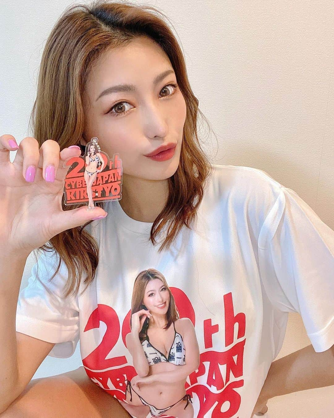 MIKAさんのインスタグラム写真 - (MIKAInstagram)「CYBERJAPAN 20周年記念グッズ❣️ 昨夜販売スタートしました😍 Tシャツとキーホルダー、みんなにゲットしてほしいな❤️❤️ #MikaTシャツ 着心地よかよ🎶 miniみかてぃも色々な所に連れてってあげてね🥰 ロゴデザインはKICKS TYO🔥 #cyberjapan #20th #anniversary #good #サイバージャパン #20周年」7月30日 17時54分 - cjd_mika