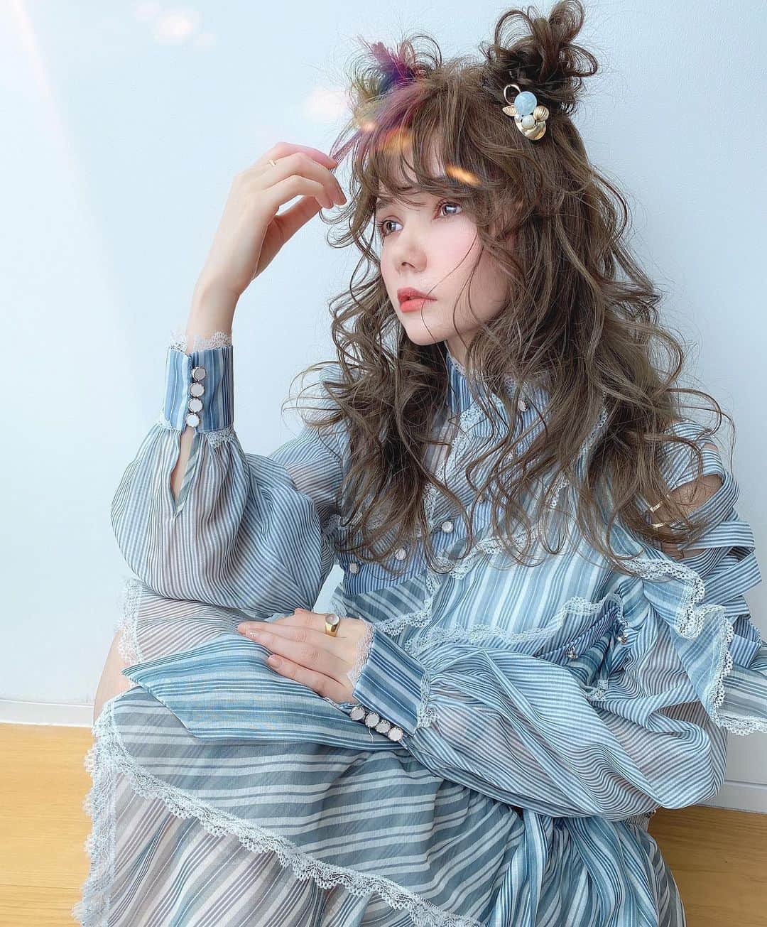 堀井大輔さんのインスタグラム写真 - (堀井大輔Instagram)「・ ・ ミニーヘア大人気♡ ・ ・ 𝑚𝑜𝑑𝑒𝑙 @christina_kmr999  ℎ𝑎𝑖𝑟/𝑝ℎ𝑜𝑡𝑜 @daisuke_5511  ℎ𝑎𝑖𝑟 𝑎𝑐𝑐𝑒𝑠𝑠𝑜𝑟𝑦 @1peace_accessory  ・ ・  #クラウンヘアー#天白区#名古屋 #名古屋美容師 #美容師 #ヘアセット#セット#ヘアアレンジ #プレ花嫁 #作品撮り #ウェディングドレス #ホリーマジック #17live #17ライバー #2020夏婚 #2021春婚 #2021夏婚 #全国のプレ花嫁さんと繋がりたい #ウェディングニュース #コテ巻き #巻き髪 #ゼクシィ2020 #アップスタイル #まとめ髪 #おだんご #編みおろし #Dressy花嫁 #プラコレ ￼」7月30日 17時51分 - daisuke_5511