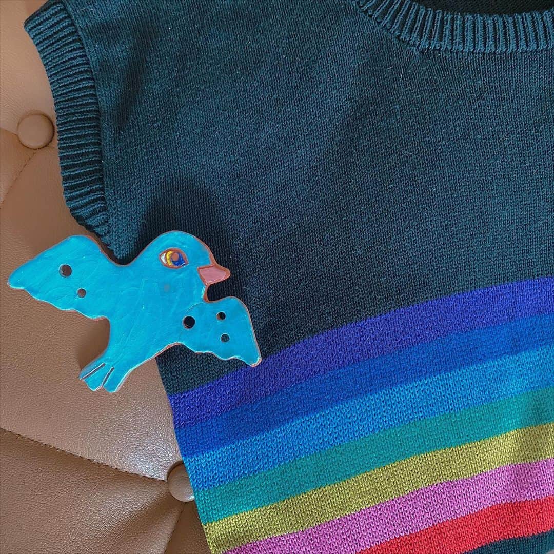 のインスタグラム：「「その日をご機嫌で過ごしたい」から、自分をくたびれてみせる服や今の気分でないものは処分。   1年間洋服を買わないチャレンジをしたおかげで自分の好みがはっきりし、好きなものだけに囲まれていたい😆と思うようになりました。  いま、クローゼットの中は最盛期の1/10ぐらいかも😅  ファッションも常に新陳代謝。  気に入っているうちに、いっぱい着て、もちろんお手入れもちゃんとして、でも、手放すときは潔く。  このサマーニットは昨春に買った古着。ヘビロテしすぎて黒が褪せてきたのと、襟ぐりの開きが今の気分ではないのでお別れです。 好きな配色だったんだけど。  みなさんもぜひ「洋服を買わないチャレンジ」オススメですよ😊まずは100日から👍  クローゼットがパンパンなのに着る服がない！と、いろんな片付け本など読んだけど、結局は考えるより行動だなあとつくづく思いました😊 もうリバウンド無しです。  I love fashion 👚 But I will dispose of the clothes I don’t wear anymore.  3年前に出した私の体験談「クローゼットがはちきれそうなのに着る服がない！」久しぶりに自分で読んでもおもしろかったー❤️  #myartlife #liveintokyo #lovefashion #japaneseartist #ファッション大好き　#洋服を買わないチャレンジ #ファッション断食 #クローゼットがはちきれそうなのに着る服がない #クローゼットパンパン」
