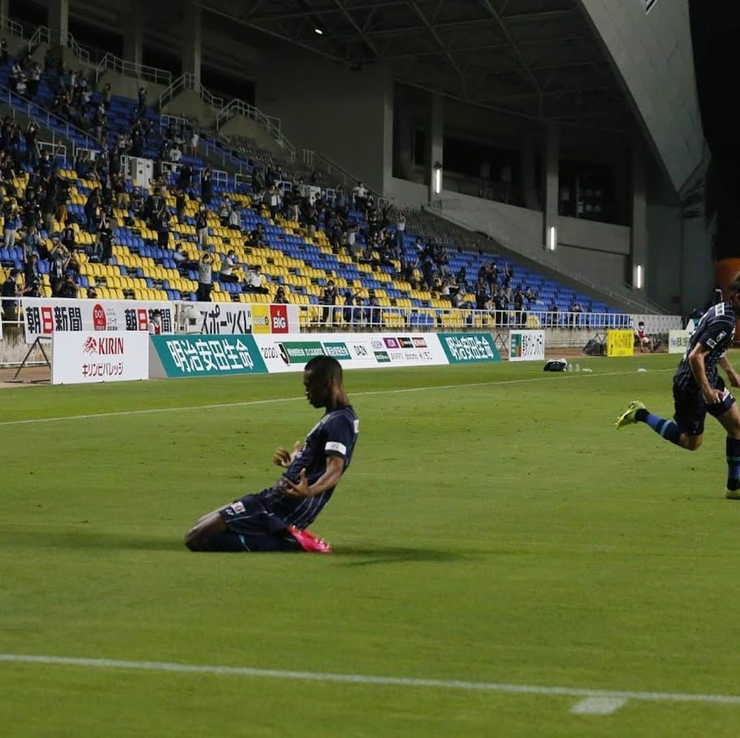 三國ケネディエブスさんのインスタグラム写真 - (三國ケネディエブスInstagram)「. vs愛媛FC⚽️ 👍🏾👍🏾👍🏾👍🏾👌🏾🔥 #jリーグ #j2 #アビスパ福岡 #avispa」7月30日 17時56分 - kennedy.af.0623