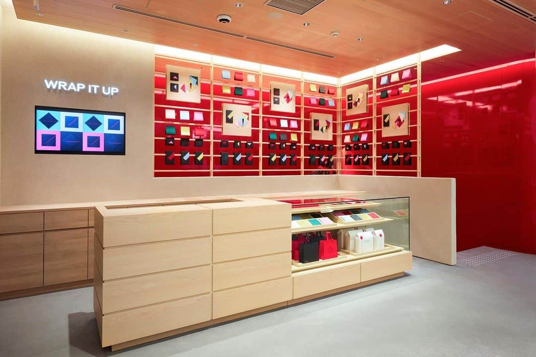 資生堂 Shiseido Group Shiseido Group Official Instagramさんのインスタグラム写真 - (資生堂 Shiseido Group Shiseido Group Official InstagramInstagram)「The first @SHISEIDO GLOBAL #FlagshipStore opens July 31 in our birthplace of #Ginza, Tokyo. Created for health, safety and peace of mind, the virtually touch-free new store combines offline and online initiatives, balances digital technology with human warmth—a communication hub of new experiences in #holisticbeauty both external and internal, for a more physically and mentally-enriching, happy life.  #ShiseidoFlagship #ShiseidoGinzaTokyo #AliveWithBeauty #shiseidoginza #shiseidoflagshipstore #ShiseidoGloalFlagshipStore #shiseido #flagship #newstore #newstoreopening #資生堂フラッグシップストア #資生堂フラッグシップ #資生堂銀座 #フラッグシップ #フラッグシップストア #資生堂」7月30日 17時57分 - shiseido_corp