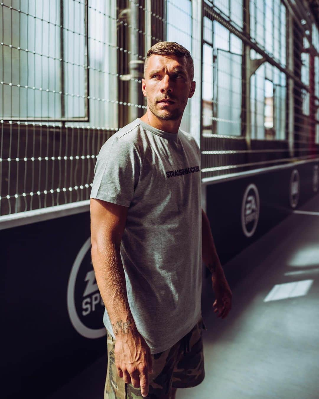 ルーカス・ポドルスキさんのインスタグラム写真 - (ルーカス・ポドルスキInstagram)「Looking forward to see you @strassenkickerbase 👌🏻 #ready #visitnow #poldi 💯⚽️」7月30日 18時00分 - lukaspodolski