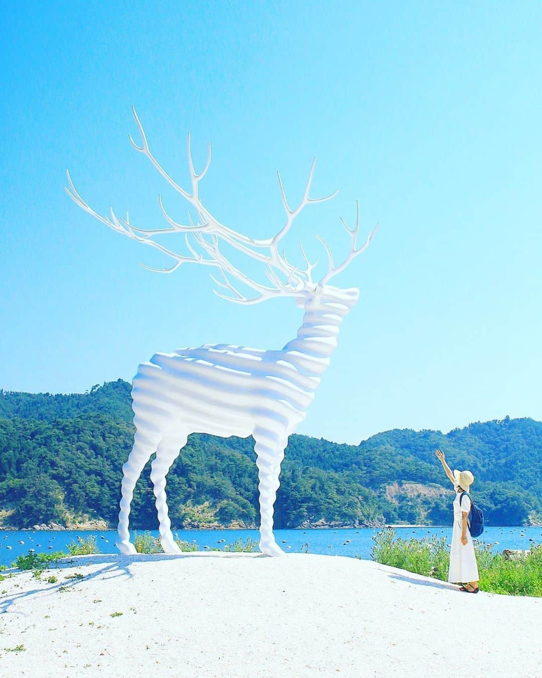 楽天トラベル さんのインスタグラム写真 - (楽天トラベル Instagram)「こんにちは😊 今日は静かな浜に佇む素敵なアート作品をご紹介します✨ ーーーーーーーーーーーーーー 📍White Deer(Oshika) （宮城県石巻市） ーーーーーーーーーーーーーー 宮城県の石巻を舞台に2017年と2019年に開催された「Reborn-Art Festival」。 牡鹿半島 荻浜に立つ、名和晃平作《White Deer(Oshika)》はイベントのキービジュアルにもなった作品で、現在も鑑賞可能です。 ※鑑賞に関しては、鑑賞者用駐車の利用、地元漁業者への配慮、作品展示場所への車両での侵入禁止など注意事項をよくご確認ください。 ▶@rebornartfestival　  ーーーーーーーーーーーーーー Special Thanks💓 📸Photo by @m15t  ーーーーーーーーーーーーーー 旅先で出会った美しい風景や素敵な旅館などを  #rakutentravel を付けてぜひシェアしてください😊 このアカウントでご紹介させていただきます💗 ーーーーーーーーーーーーーー  #楽天トラベル #旅行好きな人と繋がりたい #旅したくなるフォト #旅行 #国内旅行 #旅行好き #旅行好きと繋がりたい #写真好きな人と繋がりたい #旅好き女子 #旅行好き女子 #travel #trip #japan #日本の景色 #日本の絶景 #日本の風景 #夏旅行 #夏旅行計画 #アート #アート旅 #宮城旅行 #東北旅行 #石巻 #RebornArtFestival #名和晃平 #現代アート #art #荻浜 #牡鹿半島」7月30日 18時00分 - rakutentravel