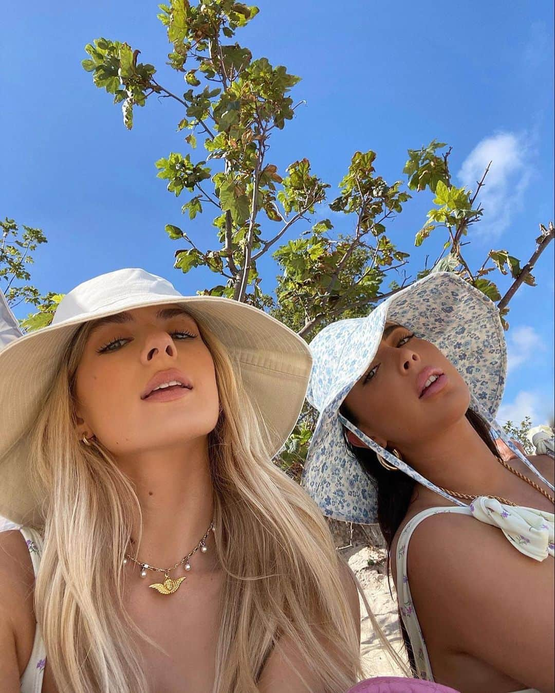 ASOSさんのインスタグラム写真 - (ASOSInstagram)「Happy International Friendship Day ASOSers! Tag ASOS in your twinning pics on stories for a chance to be featured ✨👯‍♀️ 📸@sophiatuxford (she/her) @cinziabayliszullo (she/her)」7月30日 18時00分 - asos