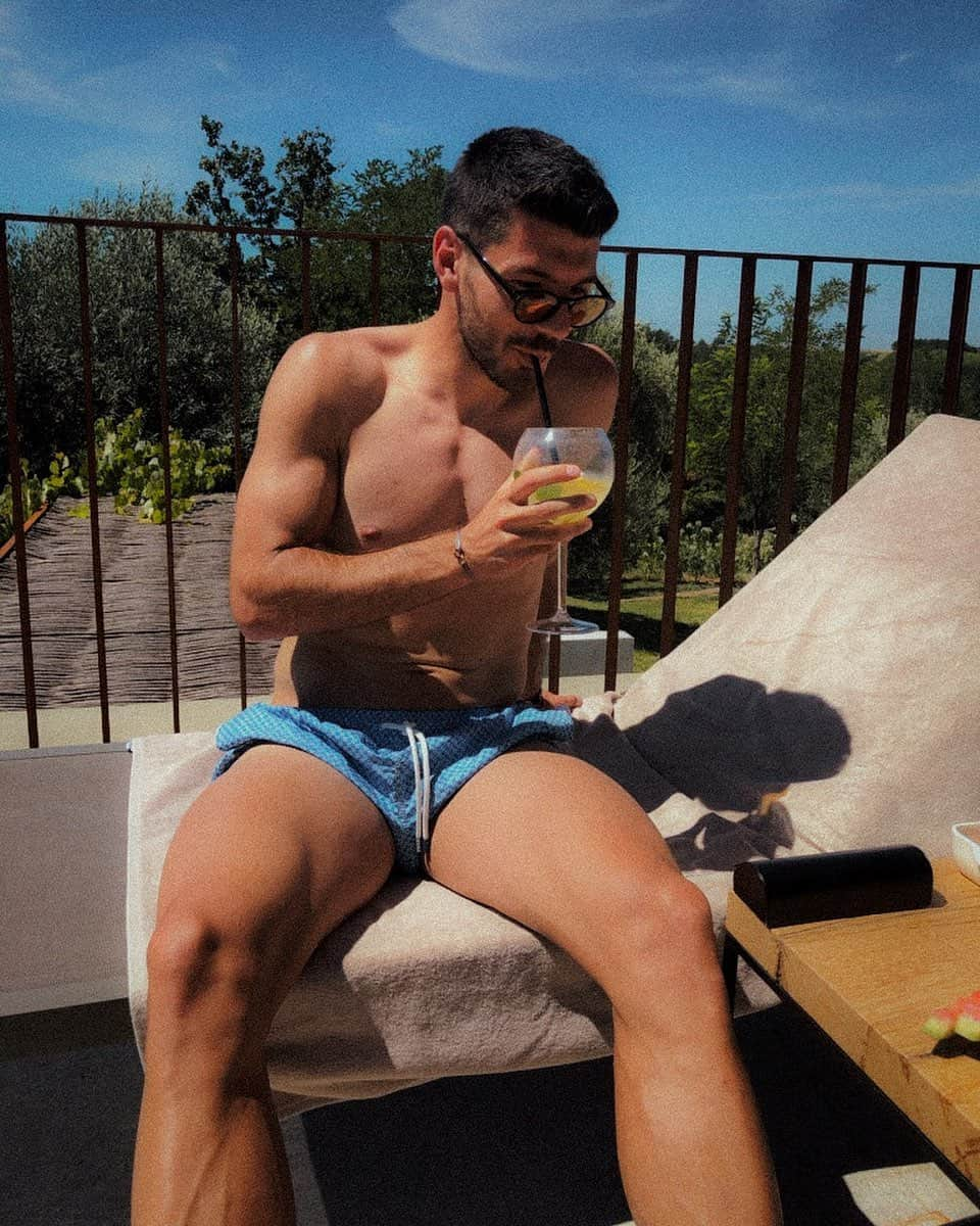 ミロシュ・ヨイッチのインスタグラム：「Last days in vacation mode before getting back into training mode 💪🏻🍸 😁」