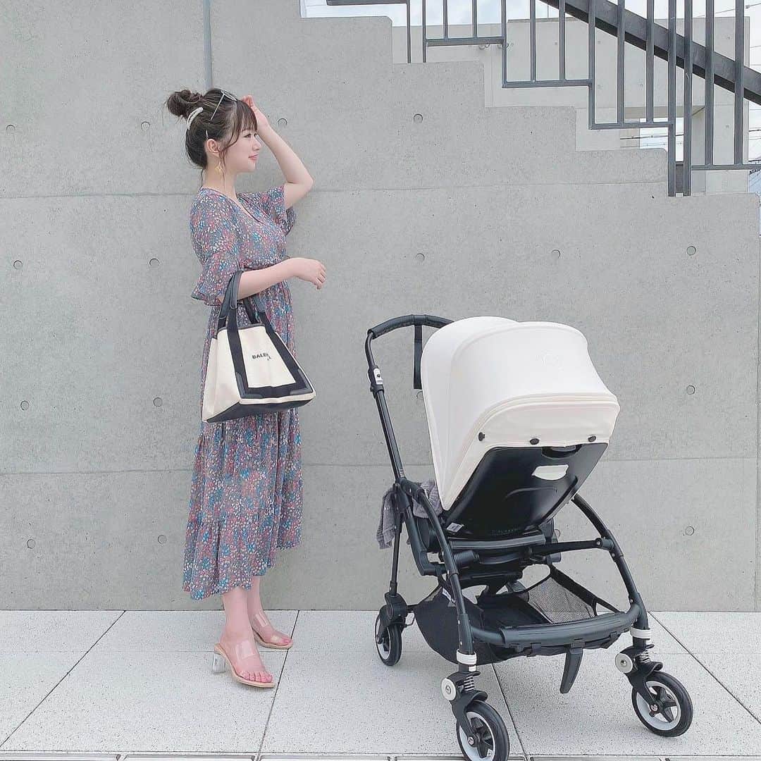 のインスタグラム：「． 少し大きめの ベビーカーを探しててやっと見つけた。👶🏻💘 * 今まで、combiを使ってて(それでも充分だった◎) 色々悩みましたが @bugaboojapan の「バガブー ビー ５」にしました🌼 * 自分の好きな色でカスタマイズできたので 私は、ホワイトとブラックの組み合わせにしたよ🐼 スタイリッシュなデザインなのに 下には、荷物がたくさん入る収納もついてるから 荷物が多いママさんには嬉しい🍼 (お散歩以外に遠出する時にもめっちゃ助かる！) * シートが広々としているから 👶🏻くん、すっごく快適そうに寝てました😴❣️笑 * #男の子ママ #男の子ベビー #おとこのこママ  #暗髪カラー #暗髪 #暗髪グレージュ #ベビーカー #ベビーカー選び #お団子ヘア #お団子アレンジ #生後4ヶ月 #4ヶ月ベビー #ベビー用品 #赤ちゃん #出産準備リスト #赤ちゃんのいる生活 #バガブー  #ヘアスタイル #簡単アレンジ #前髪アレンジ #ママコーデ #ママファッション #ベビーカーバッグ #fashion #code #ootd #sponsored  #伊藤りか #snsクリエイター」