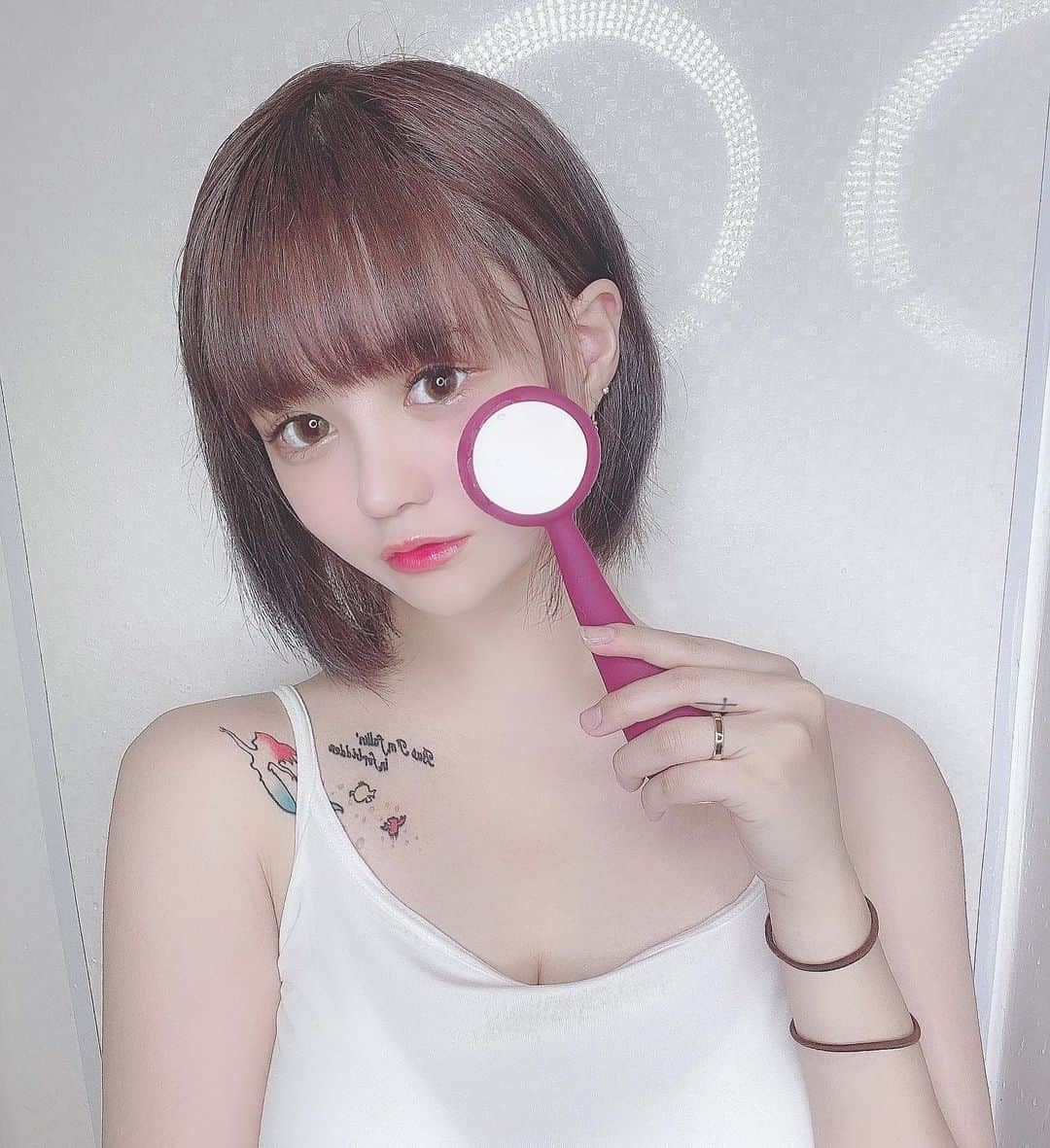 朽木若菜のインスタグラム：「_﻿ ﻿ さいきんつかってる洗顔器。♡﻿ ﻿ #ヤーマンプロ　さんの #PMDClean Pro💭﻿ ﻿ 個人的にとてもヤーマンヲタクで、﻿ 　普段からキャビスパとかいろいろ使ってるのですが、そんなヤーマンさんの美顔器をGETしたので最近ヘビロテしてます😌💓﻿ ﻿ #PMD 使ってから最近ファンデなしで家出ること﻿ 　マジで増えたから感謝すぎ、、、﻿ ﻿ アメリカでも大ヒットしているらしくて﻿ 　めちゃくちゃに #毛穴ケア　できてる。😢﻿ ﻿ 続けてみてよかったらYouTubeでも﻿ 　詳しく紹介するね🧸💓 #PR #Anime #애니 #Japanese #japanesegirl #japaneseculture #japan_of_insta #f4f #l4l #일상 #Daily #일본 #일본인 #유학생 #맞팔 #Selfie cosplay #코스프레　#グラビア #性感 #性感美女 #gravure #日本的　#性感内衣　#sexy #日本的偶像 #偶像」