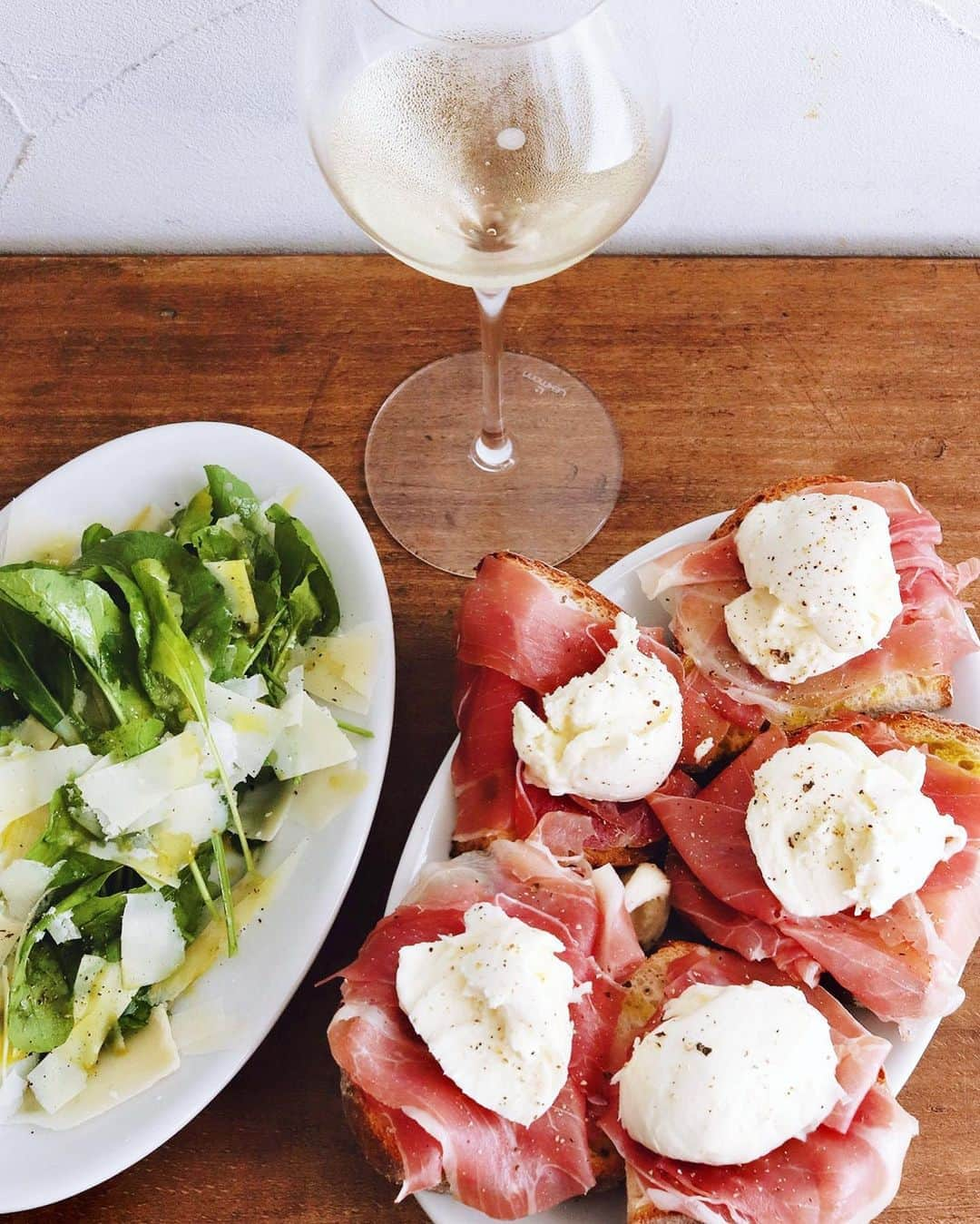 樋口正樹さんのインスタグラム写真 - (樋口正樹Instagram)「Bread and wine . 今夜はパンとサラダと白ワイン。 パンには生ハム＆モッツァレラ。 サラダは香りの良いルッコラに パルミジャーノ・レッジャーノ。 良く冷えの白ワインと合わせて。 . 今日のパンはタカキベーカリー 石窯モーニングフランスを使用。 朝はもちろん昼も夜もおいしく、 普段使いにおすすめの食事パン。 👉 @takaki_bakery_official . . . #パンとワイン #生ハム #モッツァレラ #ルッコラ #石窯パン #石窯モーニングフランス #ワインのおつまみ #タカキベーカリー #パンのある暮らし #パンのある生活 #パン部 #パンスタグラム #パン大好き #パン好きな人と繋がりたい #takakibakery #breadandwine #mozzarella #prosciuttodiparma #rucola」7月30日 18時15分 - higuccini