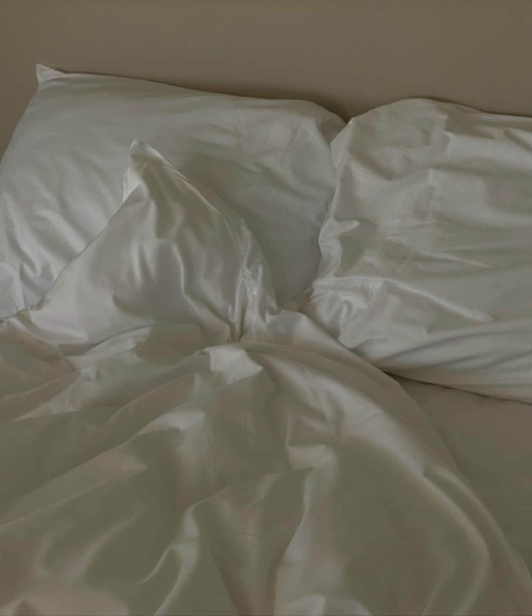 Mathilde Goehlerのインスタグラム：「Who else loves to snooze in the morning 🥳 @remeejackman please forgive me for my 10636482 alarm clocks in the mornings 🤍」