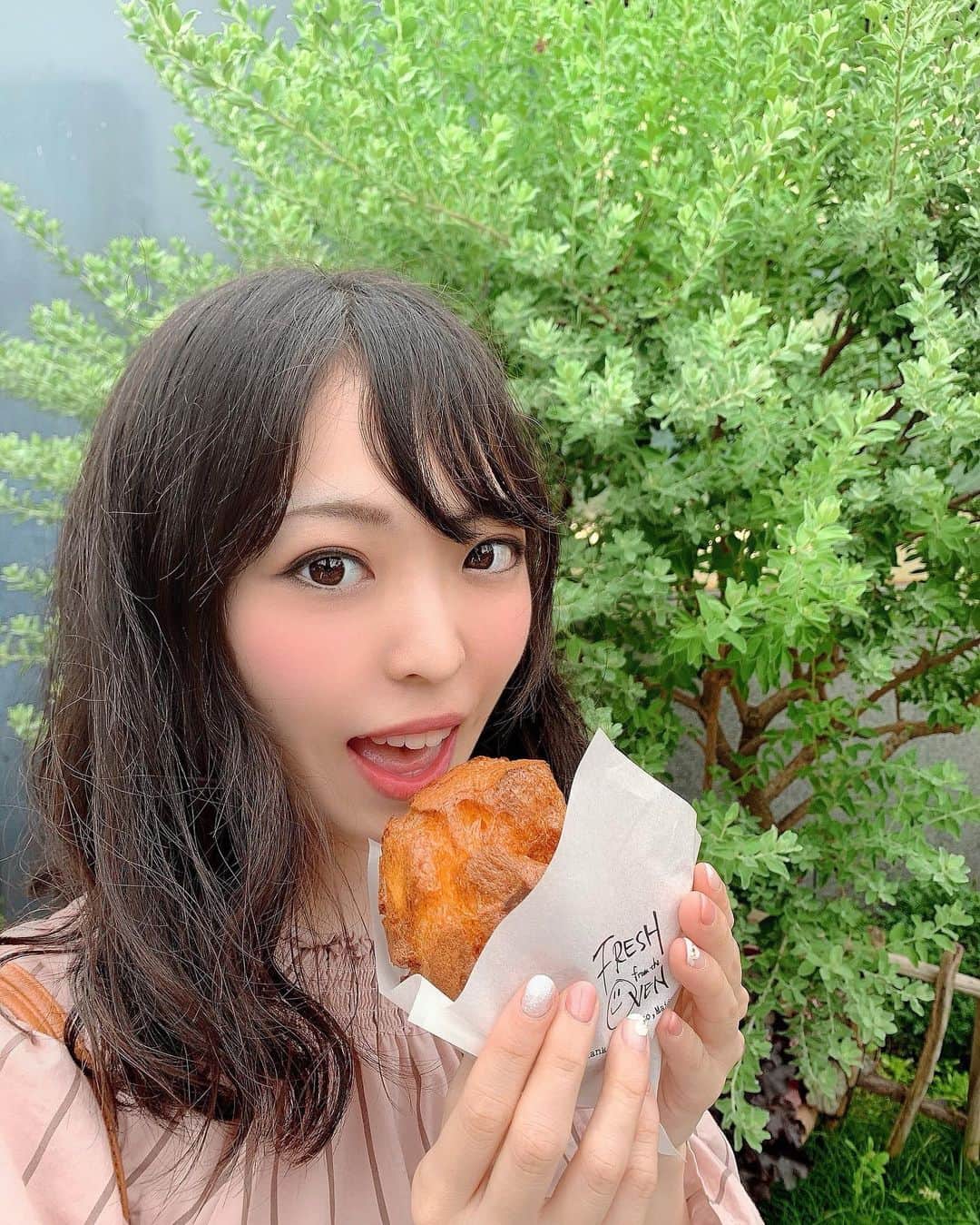 白井佑奈さんのインスタグラム写真 - (白井佑奈Instagram)「. . ❤️💛💚💙💜 . . これなーんだ！！ . . 正解は…🍭🍬🍪🍰💗 . 夢で口いっぱいに頬張ってて幸せだったなぁ🤤 . . みんなはシュークリームと言えばどこを連想しますか？✨ . . オーブンラボさんの釜だしシュークリーム(¥180)はカスタードクリームがいっぱいいっぱい！！ってくらい入ってて、食べるのが大変だった思い出🤭❤️ . . . プロフィールリンクはこちら👉 @yuna_smile0130  . . . #シュークリーム #チーズタルト #スイーツ #チーズ #スイーツ巡り #テイクアウト #sweets #ケーキ #デザート #おやつ #オーブンラボ #instafood #dessert #別腹スイーツ #スイーツ部 #神戸 #神戸カフェ #神戸グルメ #神戸スイーツ #三ノ宮カフェ #三ノ宮グルメ #三ノ宮スイーツ #グルメな人と繋がりたい #カフェ巡り好きな人と繋がりたい  #ビアードパパ #甘党女子 #グルメ女子 #グルメスタグラム japanesegirl #followｍe #japanesemodel」7月30日 18時16分 - yuna_smile0130