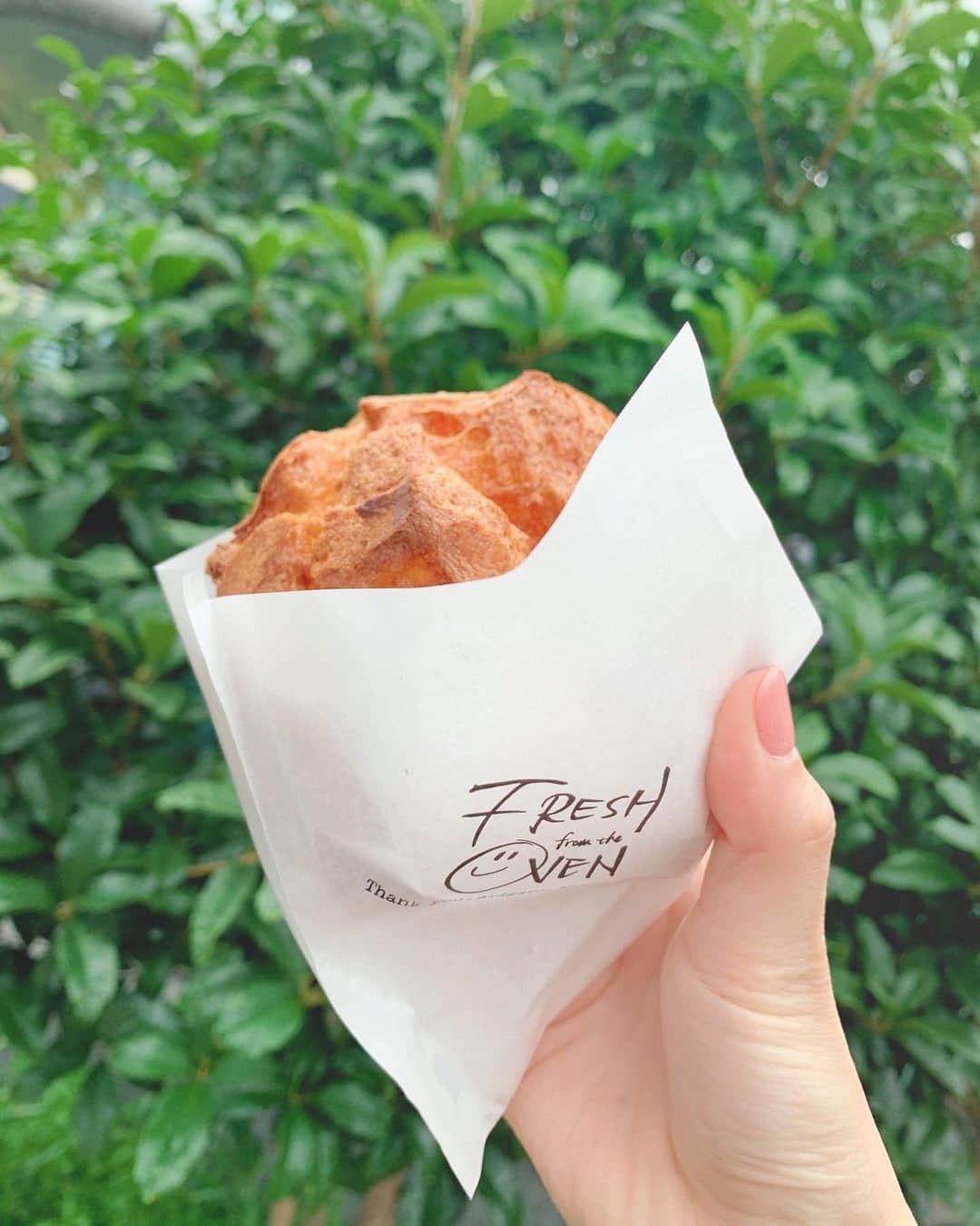 白井佑奈さんのインスタグラム写真 - (白井佑奈Instagram)「. . ❤️💛💚💙💜 . . これなーんだ！！ . . 正解は…🍭🍬🍪🍰💗 . 夢で口いっぱいに頬張ってて幸せだったなぁ🤤 . . みんなはシュークリームと言えばどこを連想しますか？✨ . . オーブンラボさんの釜だしシュークリーム(¥180)はカスタードクリームがいっぱいいっぱい！！ってくらい入ってて、食べるのが大変だった思い出🤭❤️ . . . プロフィールリンクはこちら👉 @yuna_smile0130  . . . #シュークリーム #チーズタルト #スイーツ #チーズ #スイーツ巡り #テイクアウト #sweets #ケーキ #デザート #おやつ #オーブンラボ #instafood #dessert #別腹スイーツ #スイーツ部 #神戸 #神戸カフェ #神戸グルメ #神戸スイーツ #三ノ宮カフェ #三ノ宮グルメ #三ノ宮スイーツ #グルメな人と繋がりたい #カフェ巡り好きな人と繋がりたい  #ビアードパパ #甘党女子 #グルメ女子 #グルメスタグラム japanesegirl #followｍe #japanesemodel」7月30日 18時16分 - yuna_smile0130