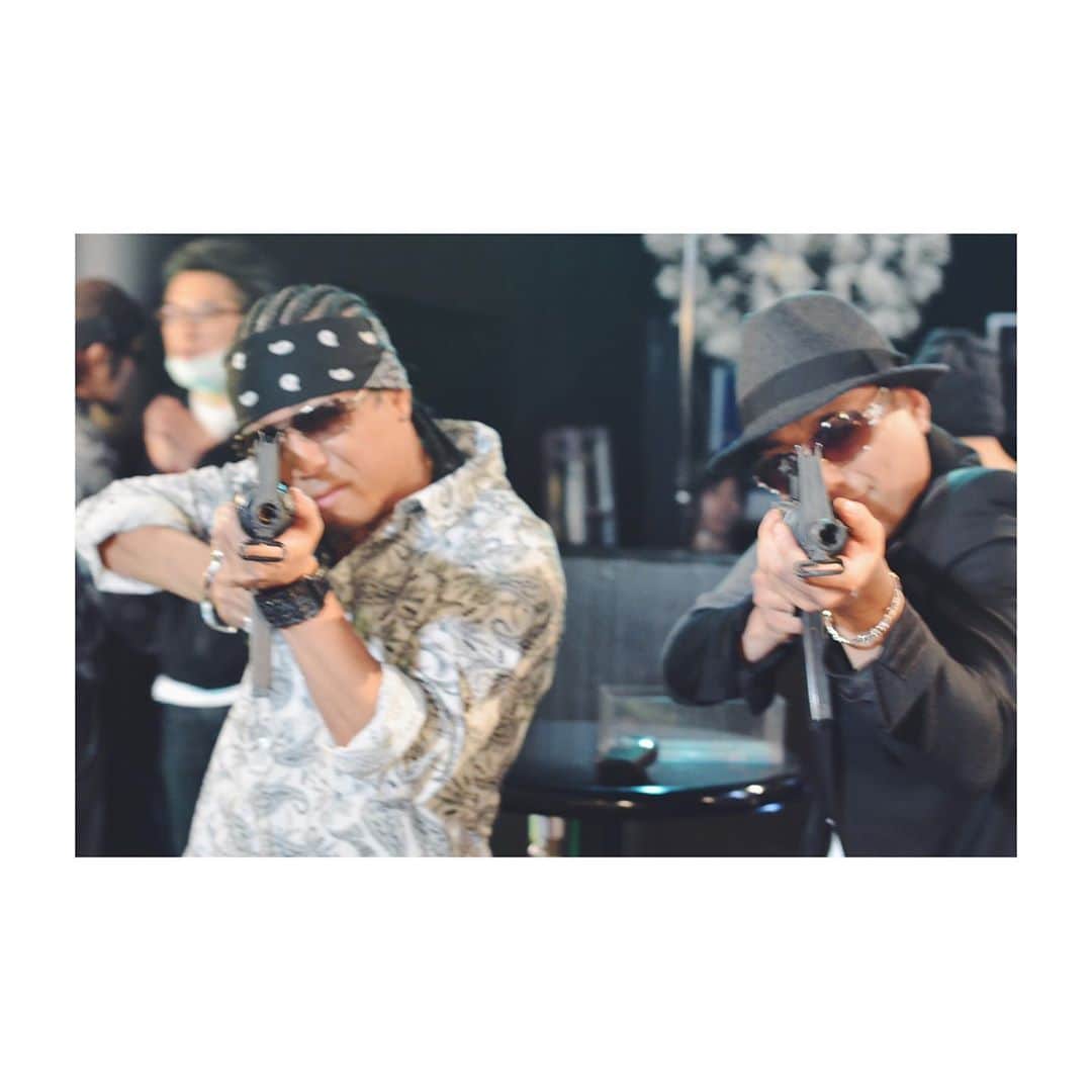 のインスタグラム：「ThrowBackThursday  2012年 THE ORIGINAL Ⅱに収録の Bad Moon feat. YOUNG DAIS, SIMON, TWO-J,HI-D Music Video収録&レコーディング 神奈川県庁の真前で撮影 今見てもDB9は良い車だ  THE ORIGINAL Ⅳ 進行中  #theoriginal4 #theoriginal2 #badmoon #locohama #tbt #やりたい放題 #db9」