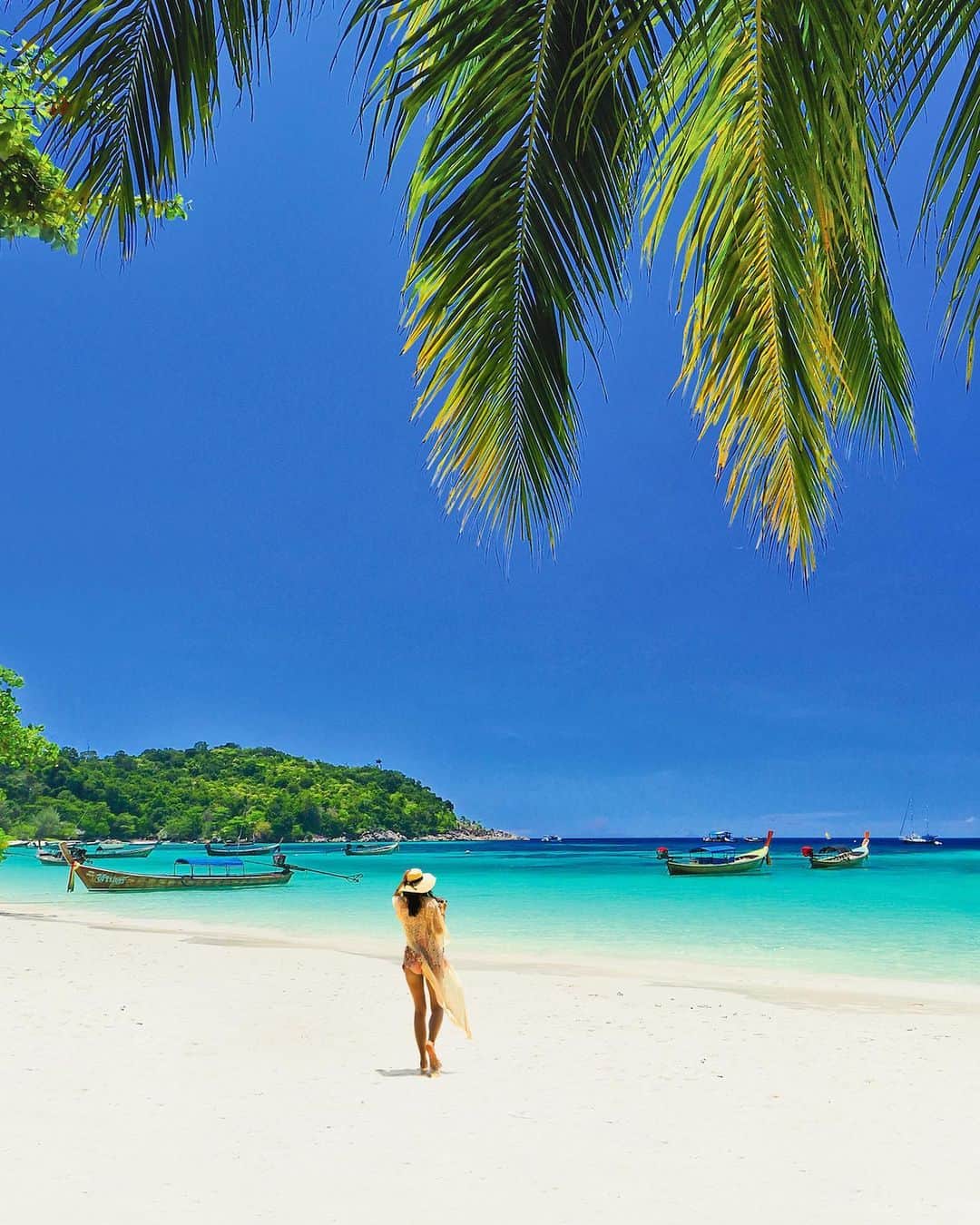 タイ国政府観光庁さんのインスタグラム写真 - (タイ国政府観光庁Instagram)「・﻿ ／﻿ 🇹🇭タイの秘境を巡る旅へ✈️﻿ まだ知られていないタイはここ❗﻿ ＼﻿ ﻿ 毎週木曜日は、まだまだ日本では知られていないタイの秘境スポットをご紹介🤫✨﻿ ﻿ 今回は、タイ最南端に浮かぶ秘境「リペ島」へ🏃💨﻿ ﻿ リペ島最大の魅力、それはタイ随一を誇る海の美しさ🐠✨輝く白砂のビーチと、抜群の透明度を誇る海が広がり、大人気の秘境リゾートです🏝周辺の小さな島々では、シュノーケリングツアーも楽しめます🤿﻿ ﻿ 島内には3つのメインビーチがあり、それぞれを徒歩15～20分程で行き来できるのも便利🚶近年ではメインビーチ周辺にリゾートホテルもオープンし、ラグジュアリーな空間でゆったり過ごすのにもってこいです😎💕﻿ ﻿ #タイ #サトゥーン #リペ島  #タイビーチ #絶景ビーチ#南の島 #秘境 #リゾート #海外リゾート #絶景 #こんなタイ知らなかった #タイを知りつくす #タイ旅行 #旅好きな人と繋がりたい #旅行好きな人と繋がりたい #海外旅行  #thailand #satun #kolipe #thaibeach #instabeach #thairesort #hiddengems #thailandhiddengems #amazingthailand #thailandtravel #thailandtrip #thai #thaistagram #lovethailand」7月30日 18時20分 - amazingthailandjp