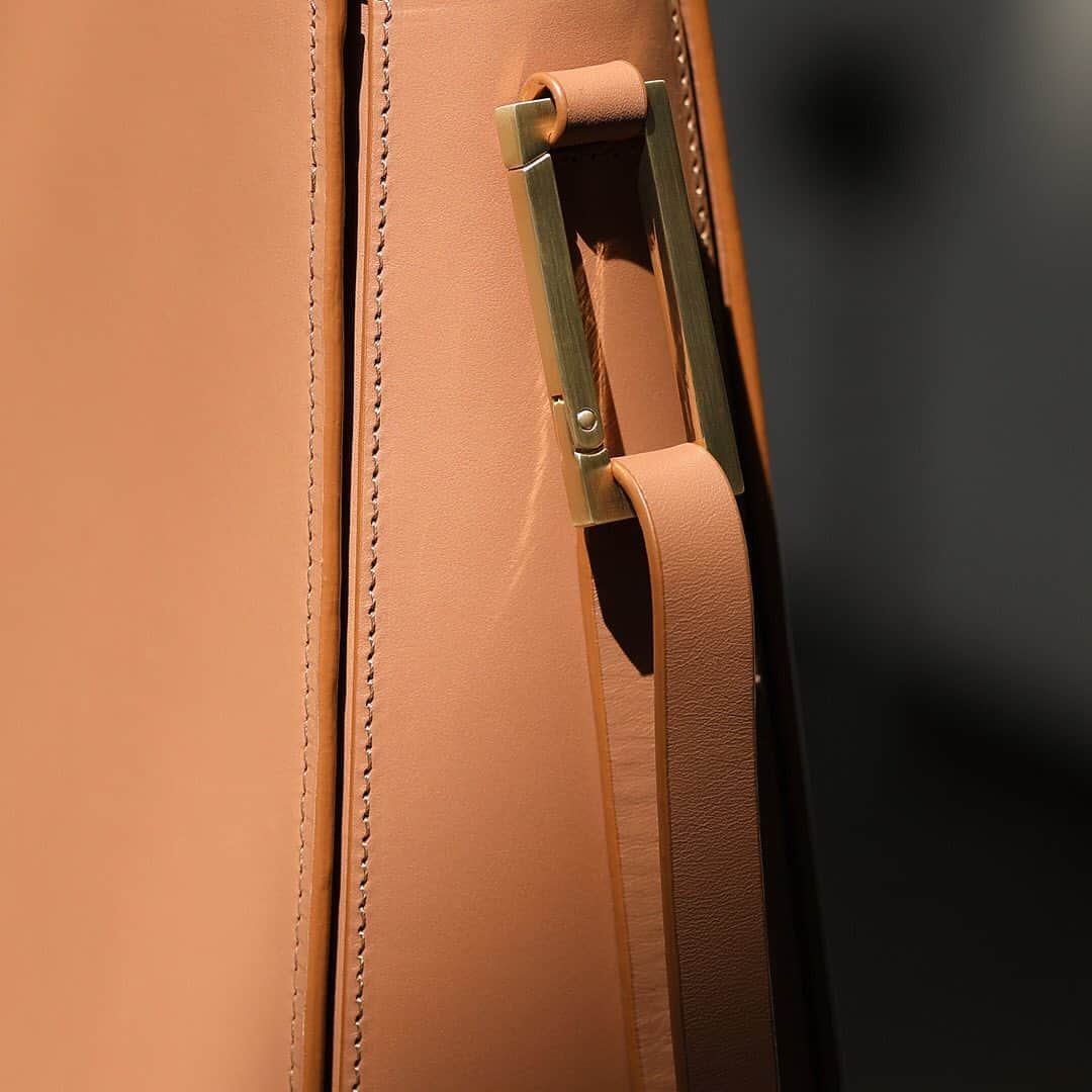 ブリーのインスタグラム：「Small details, that make a big difference: We reworked our metal parts, they are very delicate and look like small pieces of jewellery when you wear the bag cross body.  Photo by @fabianlueck  . . . #50yearsofbree #anniversary #breesince1970 #madetomakeadifference #breevolution #handbags #leatherbags #purequality #purefashion #sustainablefashion」