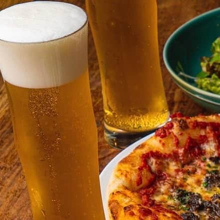 キリストンカフェ東京のインスタグラム：「【花火限定お食事プラン🍺】 約200インチの大型スクリーンで大迫力の花火大会を鑑賞できる「Fantastic HANABI #キリストン花火ショー」を期間限定で開催中🎆  今年は新型コロナウィルスの影響で、残念ながら中止や延期に追い込まれた花火大会。 “こんな時だからこそ"涼しい店内で花火を見ながらゆっくりお食事をお楽しみください🍖  #Beerhall プランは ・スモーキーEDAMAME ・MIXハーブのグリーンサラダ ・Wシュリンプ　フリット&チップス ・本日のシェフおすすめPIZZA ・骨付きもも肉のレモンハーブロースト  の全5品🙆‍♂️ 味もボリュームも大満足のプランです！  詳細はコチラ ↓↓↓↓↓ https://www.dd-holdings.jp/features/information/news/20200715_fantastic-hanabi-show/  #花火大会行きたい#花火大会2020#花火見たい#花火みたい #花火好きな人と繋がりたい#夏の過ごし方#キリストンカフェ#キリストン花火#ショー#2020夏#今年もやってる#花火大会行きたい#花火写真#花火鑑賞#花火デート#お客様に感謝#コロナウィルスが早く終息しますように#プレゼントキャンペーン#花火マニア#煙火粋心会#夏まつり#グルメ好きな人と繋がりたい#めざましテレビ#コース料理#ビアホール#ビアプラン#ビール好きな人と繋がりたい」