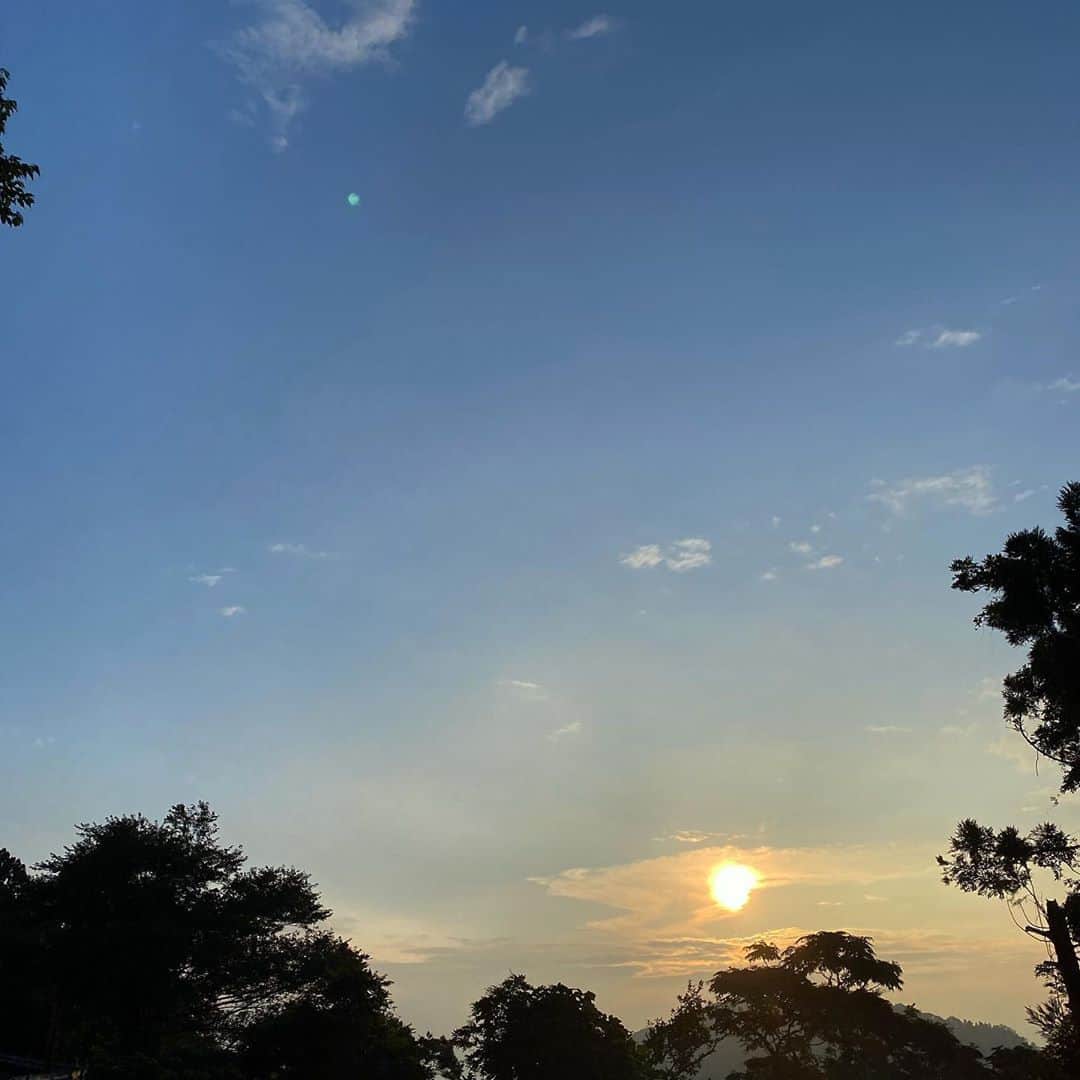板谷由夏 さんのインスタグラム写真 - (板谷由夏 Instagram)「お久しぶりに、パッと気持ちの良い夕陽 さあ、梅雨、あけるか！？」7月30日 18時37分 - yukaitaya