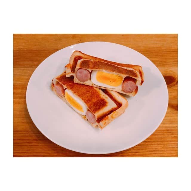 平田薫さんのインスタグラム写真 - (平田薫Instagram)「昨日食べたホットサンドだよん。(今日はまた素麺。笑) 一回目は豪快に卵とウィンナーを。閉まるか心配でしたが案外すんなり閉じたよ。美味しかったけれど、あまりの分厚さにパンが潰れすぎ？🤣って事で、二回目は 潰してマヨとチーズで混ぜた卵とスライスしたウインナーで。 両方美味しかったけれど、二回目の方が食べ易くて美味しかったかな！笑笑 これを持ってキャンプにいきたいよ〜⛺️⛺️⛺️  #かおる食堂#lunch #ホットサンド」7月30日 18時30分 - hiratakaoru1215