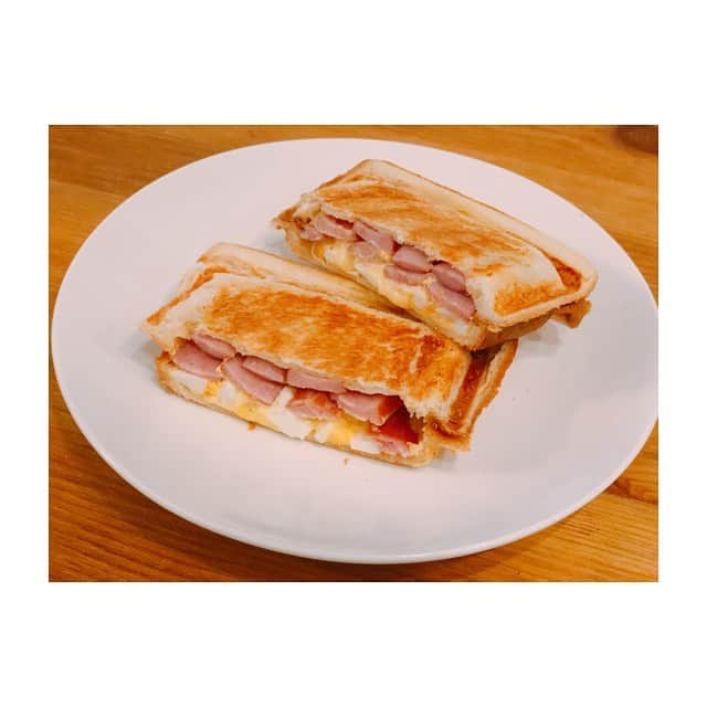 平田薫さんのインスタグラム写真 - (平田薫Instagram)「昨日食べたホットサンドだよん。(今日はまた素麺。笑) 一回目は豪快に卵とウィンナーを。閉まるか心配でしたが案外すんなり閉じたよ。美味しかったけれど、あまりの分厚さにパンが潰れすぎ？🤣って事で、二回目は 潰してマヨとチーズで混ぜた卵とスライスしたウインナーで。 両方美味しかったけれど、二回目の方が食べ易くて美味しかったかな！笑笑 これを持ってキャンプにいきたいよ〜⛺️⛺️⛺️  #かおる食堂#lunch #ホットサンド」7月30日 18時30分 - hiratakaoru1215