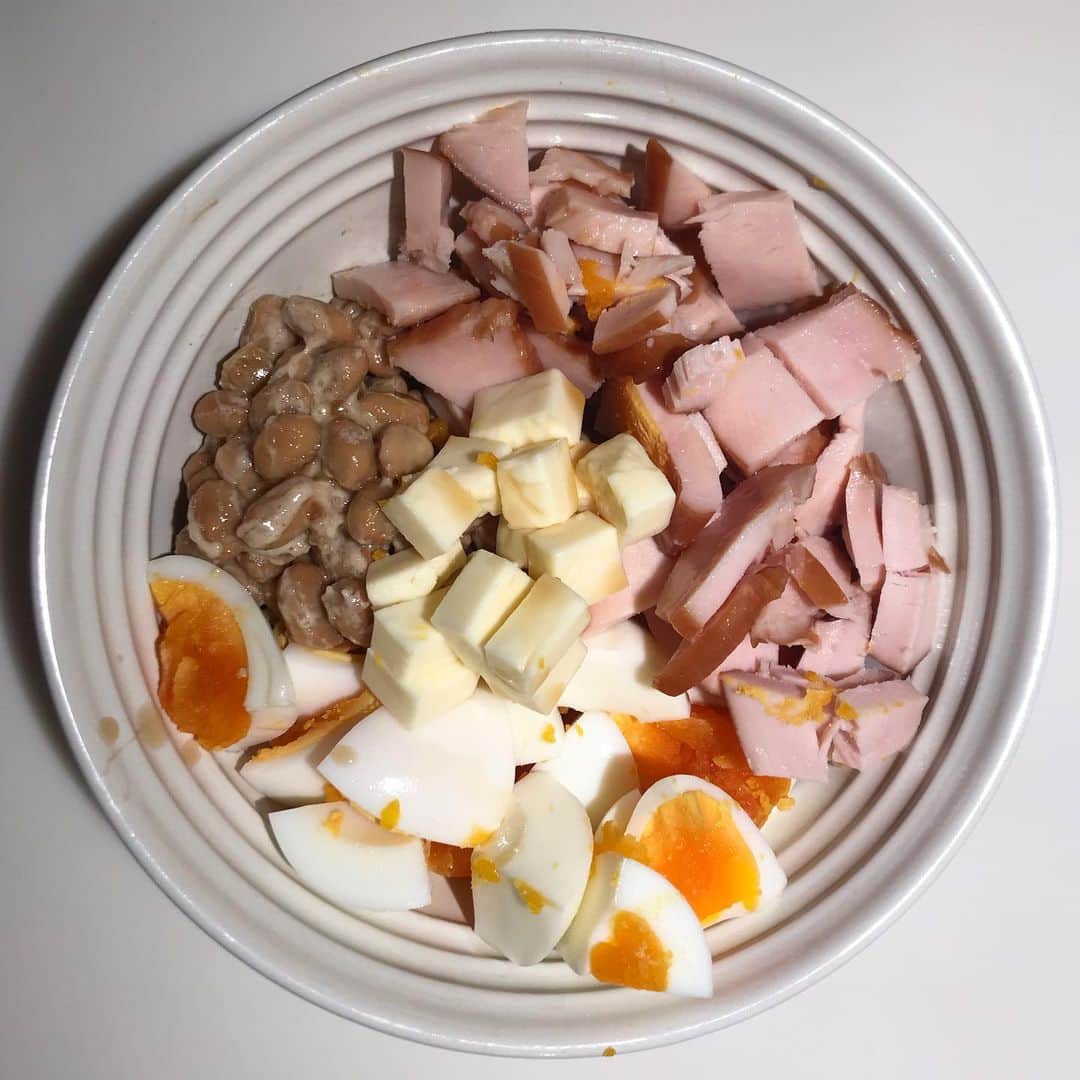 棚橋弘至さんのインスタグラム写真 - (棚橋弘至Instagram)「晩ごはん♪ #プロテイン ボール。  納豆2個 12g ゆで卵2個 12g スモークチキン 25g プロセスチーズ 4.4g #タンパクト #タンパク質 合計 53.4g これを全部かき混ぜて食べるのだよ(緑間)🏀」7月30日 18時31分 - hiroshi_tanahashi