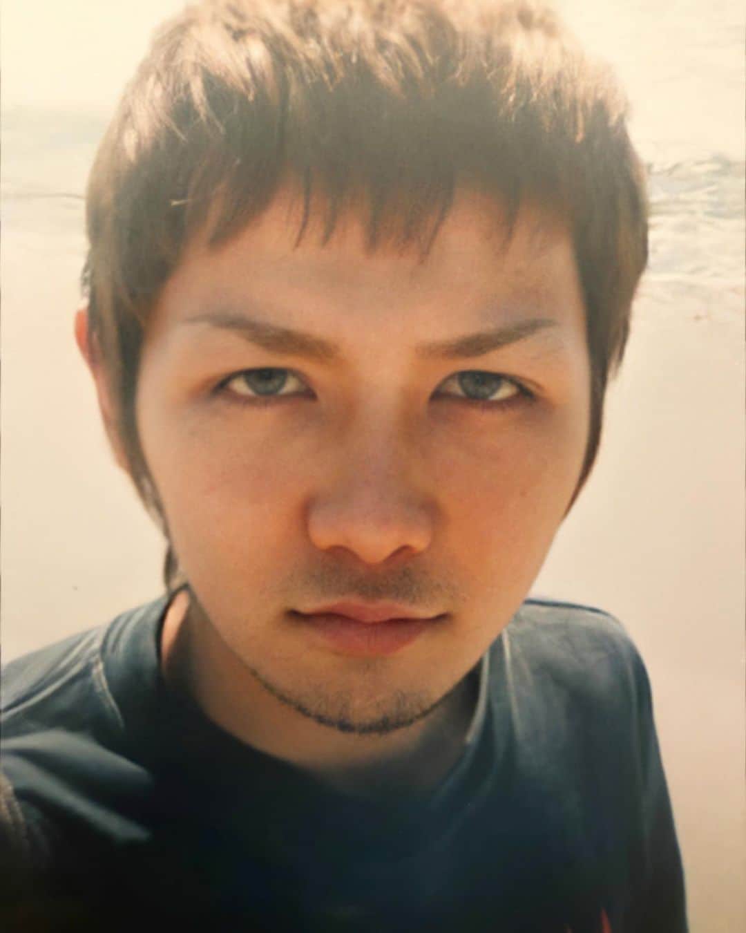 ミッチーのインスタグラム：「みなさん、たくさんのメッセージ本当にありがとうございます。﻿ ﻿ こんな世の中ですが、﻿ もしも負けそうな時はそれぞれの先にある楽しみを創造して、前向きに生きていこうね！﻿ 今年もたくさん幸せな気持ちをもらって、有難い誕生日です。感謝！﻿ ﻿ 今日朝1番にインターフォンが鳴ったと思ったら、姫ちゃんからの贈り物でした。手紙を読んで、とっても幸せな1日の始まりでした☺️ ﻿ ﻿ 写真は16歳の時の俺！笑﻿ 味方はいないと思っていた君は歳をとるにつれて、どんどん温かい人たちに囲まれていくよ。がんばれ😁」