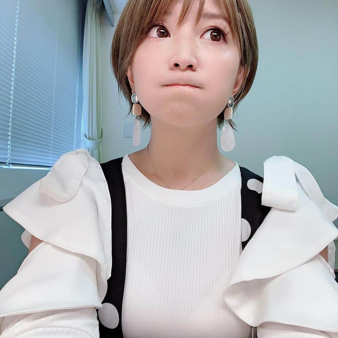 矢口真里さんのインスタグラム写真 - (矢口真里Instagram)「昨日の収録衣装でやんす😳✨ ・ ・ ドットジャンスカ→ @rienda_official トップス→ @miia_official パンプス→ @re_rz ピアスはスタイリストさん私物😊 ・ このスカート、ウエストが細かったので中にワコールさんのコルセット着てます😁かなり苦しいので、長時間の収録やロケではつけれないやつw このジャンスカ可愛かったからどうしても着たくて😂✨ 涼しい顔してますが、めちゃくちゃ苦しい人w（裏話）」7月30日 18時34分 - mariyaguchi_official