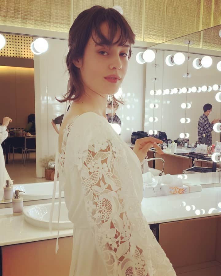 エル・マリアージュのインスタグラム：「カットレースのバルーンスリーブがポイントのスレンダードレスは #ドレスモア のオリジナル。背中の開きも女性的😍 .. Dress @dressmorejapan  Ear Cuff @hirotakajewelry @mariablackjp  .. Styling ERIKO MORISO Hair HORI(bNm) Makeup MASAYO TSUDA(mod's hair) Model DANIELA .. #ellemariage #エルマリアージュ #プレ花嫁 #結婚準備 #おしゃれ婚 #2021春婚 #2021春婚 #2020秋婚 #2020冬婚 #日本中のプレ花嫁さんと繋がりたい #フォトウェディング #ellebride #dreamdress #ウエディングドレス選び #みんなでエルマリアージュ #続きは最新号で💕」