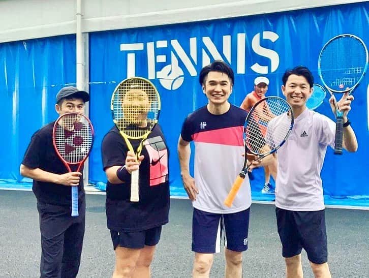 吉崎仁康さんのインスタグラム写真 - (吉崎仁康Instagram)「おじさんになってもやはりテニスは楽しい。  #芸人+コーチ+アナウンサー＝？ #スポル品川大井町 #スポルde野郎会 #roche #GODAI」7月30日 18時46分 - yoshiyasu.yoshizaki