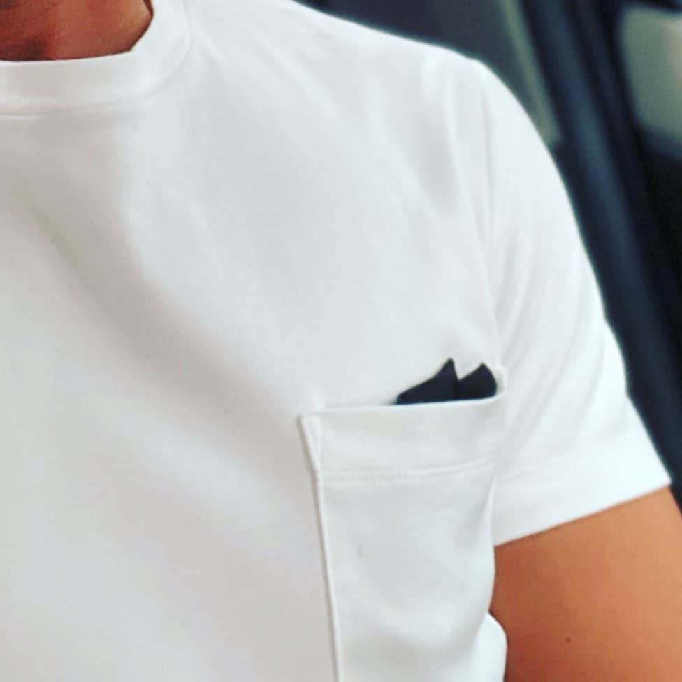 干場義雅さんのインスタグラム写真 - (干場義雅Instagram)「大人の男が格好良く見えるTシャツは、やっぱり白か黒の無地。中でも最近のお気に入りは、「＋CLOTHET」のポケット付きTシャツ。略して「ポケT」は、マスク入れるのにピッタリなんですよ、ホンマ。©︎四方義朗さん @yomo_yoshiro（四方さん語録勝手に使ってすみません）  @yomo_yoshiro  @yoshimasa_hoshiba  #yoshimasahoshiba  #干場義雅  @crossclothet_official  @forzastylecom  #forzastyle」7月30日 18時39分 - yoshimasa_hoshiba