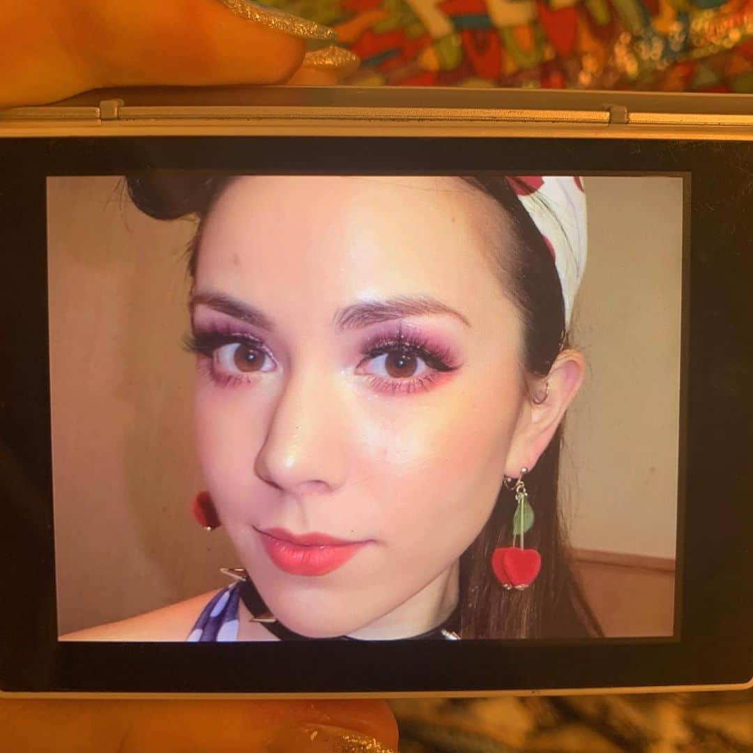 LuCyCoのインスタグラム：「この写真は、お久しぶりなポールダンサー　LuCyCo🍒です  半年で、たくさんの変化がありました。きっとみんなも、そうよね😊  月に何度も新幹線や飛行機に乗る生活をしてきて、ひとつの場所にとどまることを知らない6年間だったので。  家族のような居場所から卒業もしましたし  こうやって活動が制限されたことによって、ああ新しいステージに行くんだ。と改めて思い知らされる日々です😊  この時間は、きっと何年先になっても心の中で大切な時間になる。  つらいことも、かなしいことも。 新しい出会いや、新しい自分をみれたこと。  それぞれの人にとって、大切な大切な時間。  まだ、変化は序の口かもしれないし、心が揺さぶられることは起こるだろうけど  【大丈夫。結果オーライ！】 とおもって、  無理せずに できることからやっていきましょう✨  わたしも、いままでとは違う形でも周りの人を笑顔にできるように  がんばります❣️  また、近々新たな報告ができそうなので！  パーソナルオンラインレッスン 予約受付中です📝  📍後屈コース 📍開脚コース 📍ポールダンサーコンサル 📍フラワーエッセンスカウンセリング  るしこがみなさんのハッピーのサポートさせていただきます🙏🏻  詳しくはプロフィールのリンクからどうぞ📎  #poledancer #メイク術  #ピンクメイク #ロカビリーファッション  #オンラインレッスン受付中  #柔らかくなりたい」