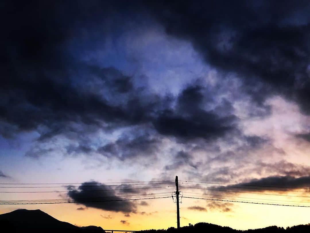脇田唯さんのインスタグラム写真 - (脇田唯Instagram)「🌄 久しぶりに 自分がただ楽しいだけの時間 晴れてくれたことに感謝  オレンジと青のグラデーション ただ空を眺めて 流れる風に髪を委ねるだけの ただそれだけの時間」7月30日 18時44分 - post_yui