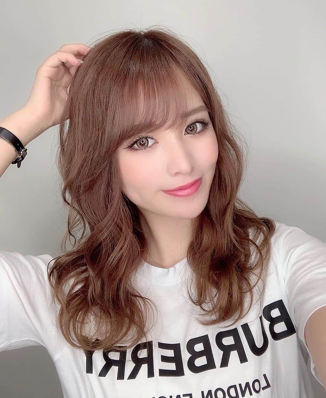 姫奈のインスタグラム：「. . New hair colour 💇🏻‍♀️✨ . いつも注文する時は 暗すぎず、明るすぎずって頼んでる🤣 ここのトリートメントが良すぎて大好き🥺 . @rosa_jun.a313 くん いつもありがとうございます🙈✨✨ . . . #hairstyle #haircolor #newcolor #大阪美容院 #美容室」