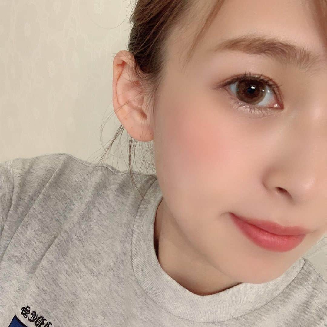 町田亜里香のインスタグラム：「💄𓂂𑀀((最近のeyemake𓍯 . . 単色、単色、単色！なメイク笑 グラデーションとかできない🥺 . . カラコンは ゆうこすちゃんのやつ♡𓂃𓂂𑀀  . まつ毛はまつ毛美容液愛用してます🖌 . . #アイメイク #カラコン  #カラコンレポ #ゆうこす  #ママメイク #ナチュラルメイク」