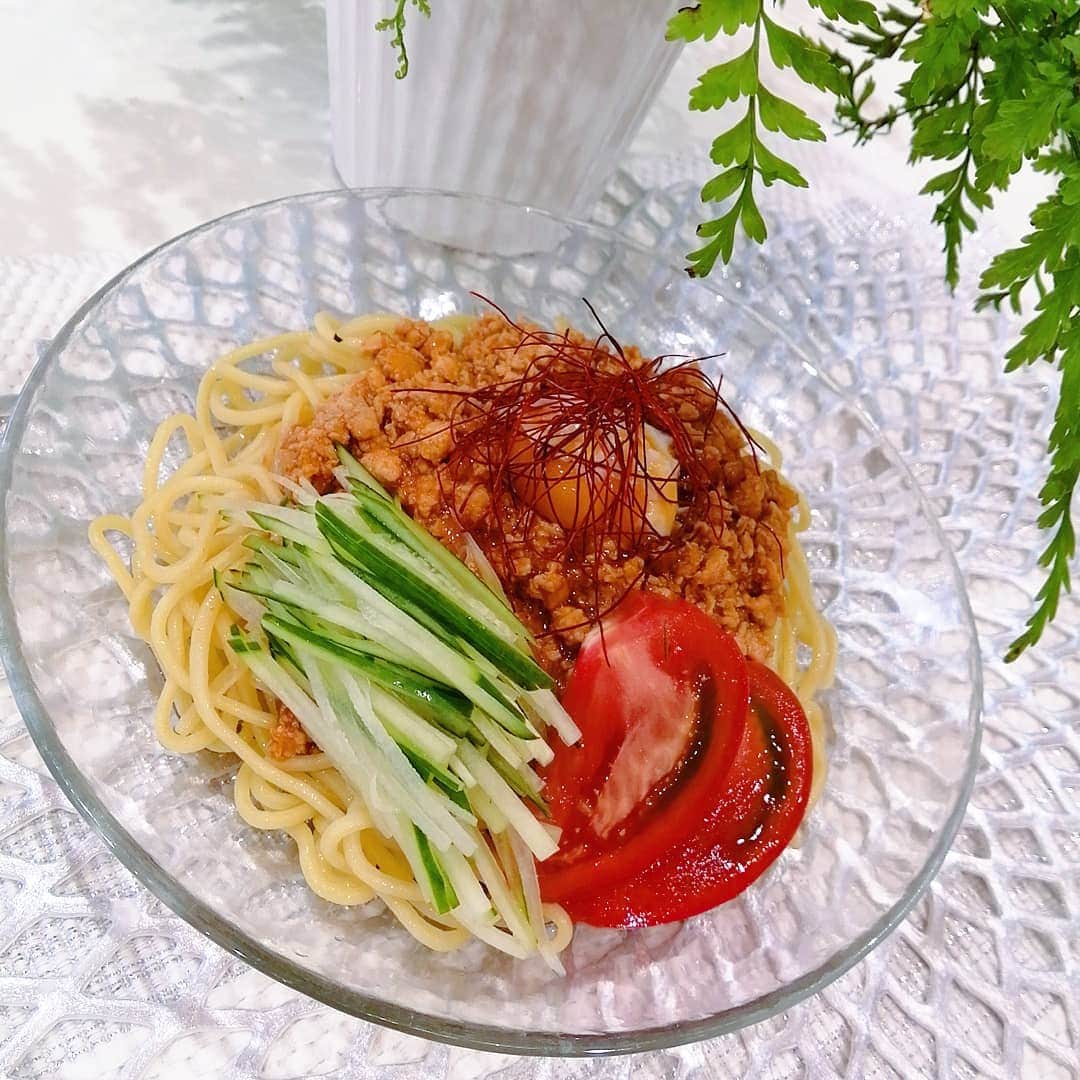 のインスタグラム：「#晩御飯#食費月13000円   ジャージャー麺  今日は温泉にいくから簡単に🍽️ 昨日の鶏そぼろをリメイク☺ 玉ねぎ、ニンニク、子どもは味噌+甜麺醤、大人はコチュジャン+花山椒。 蒼、3回おかわり🙄🙄🙄  晴は鶏そぼろと卵、青海苔でお粥🤟 これが美味しかったみたいで、がっつくがっつく😂❤️  手抜き飯や簡単に作ったものほうがウケがいいと複雑🙃 ・ ・ #晩ごはん#晩ご飯#夕食#夕御飯#夕食#おうちごはん#節約#節約ご飯#晩御飯#デリスタグラム#デリスタグラマー#クッキングラム#ワーママ#大分#instafood」