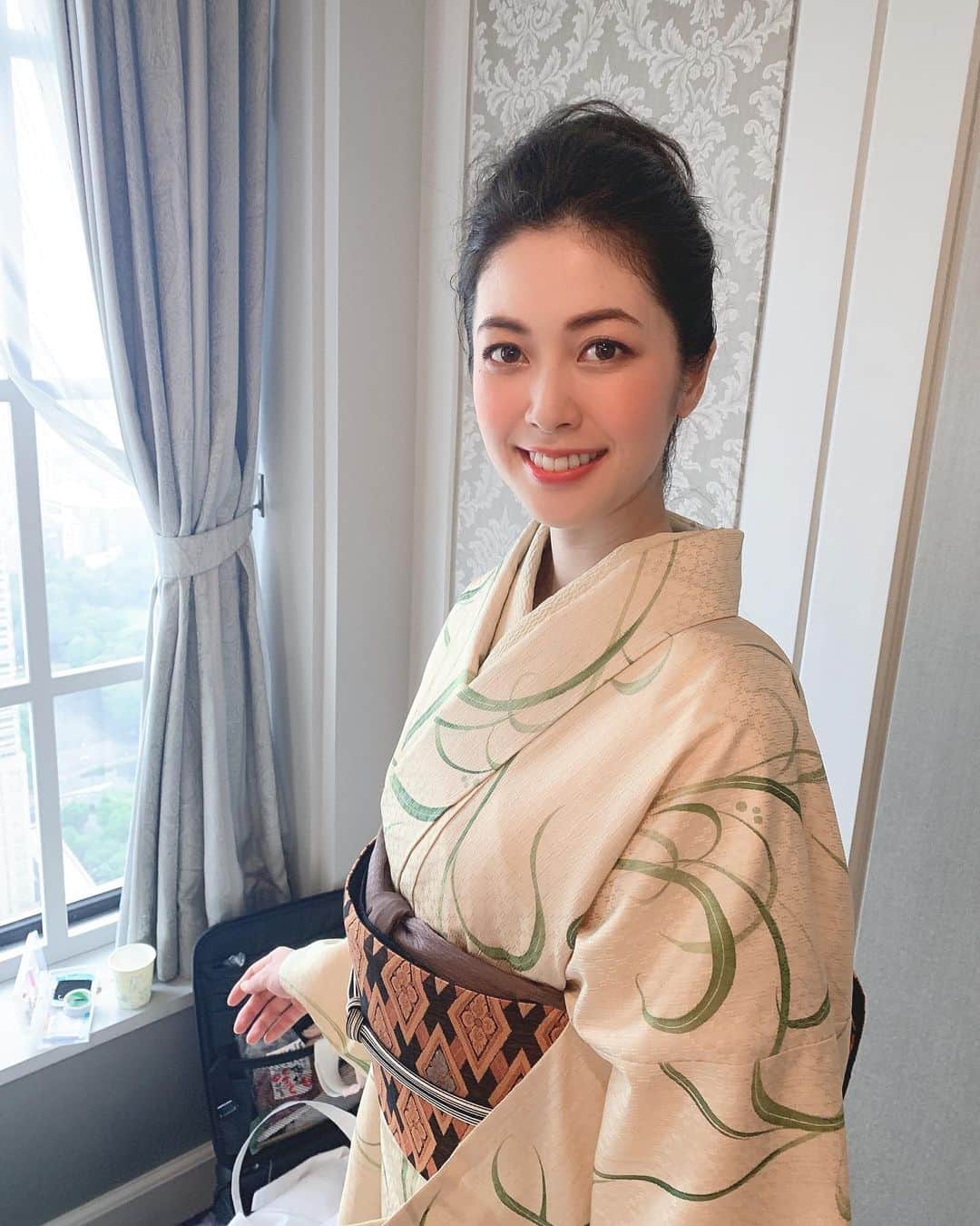 英理香のインスタグラム：「. オフショット📸 . 祖母がお着物大好きなのでパンフレット 見せたら喜ぶだろうな☺️💕 . #三松#着物#和装#和服#お団子ヘア#ヘアアレンジ#オフショット#パンフレット#新宿#新宿京王プラザホテル#japan#tokyo#kimono#instagood#instalike」