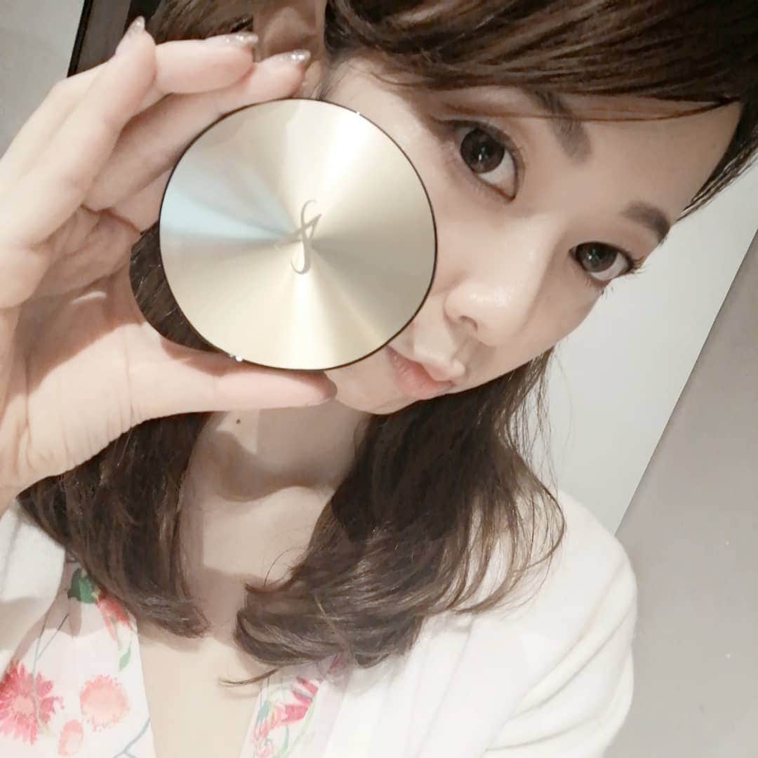 杉山由紀子のインスタグラム：「可愛すぎるクッションファンデ❤ *  もうみんな使ってるかなー！？ 今日友達がつけてるのみて、 改めて良いのが実感😌✨✨ * 今回はセミ艶なので、 これからの暑い時期も良いー♥ * * #クッションファンデ #make #artistry #new #セミ艶 #ファンデーション #カバー力 #最高 #おすすめ」