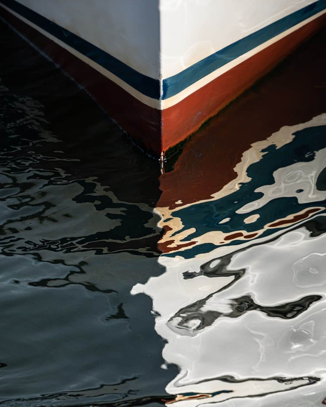 Fujifilm UKさんのインスタグラム写真 - (Fujifilm UKInstagram)「FEATURED PHOTOGRAPHER OF THE WEEK  Today @RachaelTalibart shares a photo taken last autumn in the harbour of Martha’s Vineyard, an island located south of Cape Cod in Massachusetts in the United States. Waking up early, she was struck by the pristine light after a heavy night of rain. “I like the way the hard, symmetrical prows fragmented in the water.”  X-T2  XF55-200mmF3.5-4.8 R LM OIS  F9  ISO 400  1/250 sec  #Fujifilm #XSeries #XT2」7月30日 19時00分 - fujifilmuk
