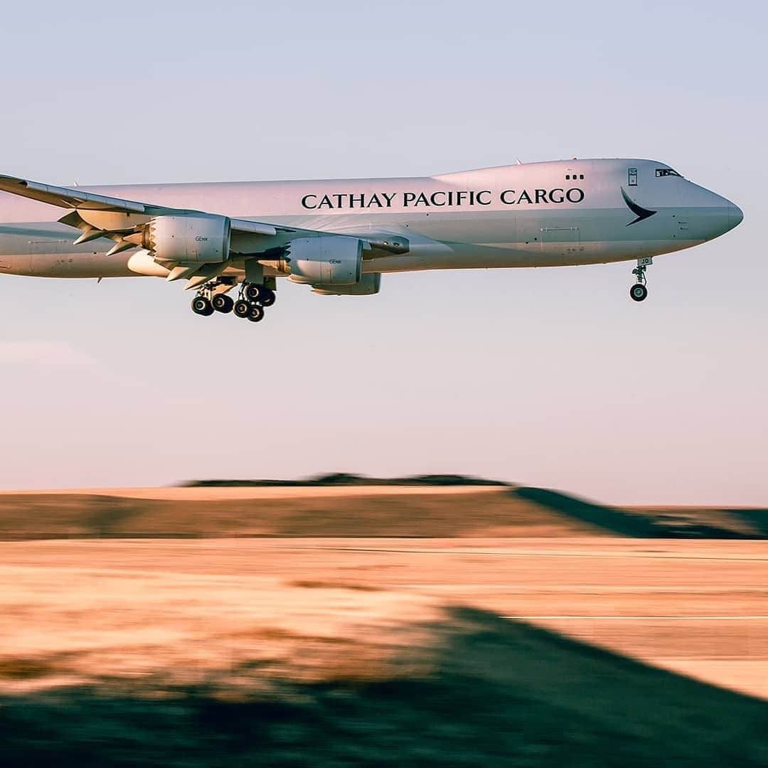 キャセイパシフィック航空さんのインスタグラム写真 - (キャセイパシフィック航空Instagram)「Aviation fans! Based on the photo, do you think our Cargo aircraft is landing or taking off? Let us know your guess in the comments… and no cheating!⠀ ⠀ 考考各位航空愛好者，我們這架貨機究竟是正在降落還是起飛呢？立即留言說出答案！⠀ ⠀ 📸:@gskphoto01⠀ ⠀ #cathaypacific #MoveBeyond #CargoFleet⠀」7月30日 19時00分 - cathaypacific