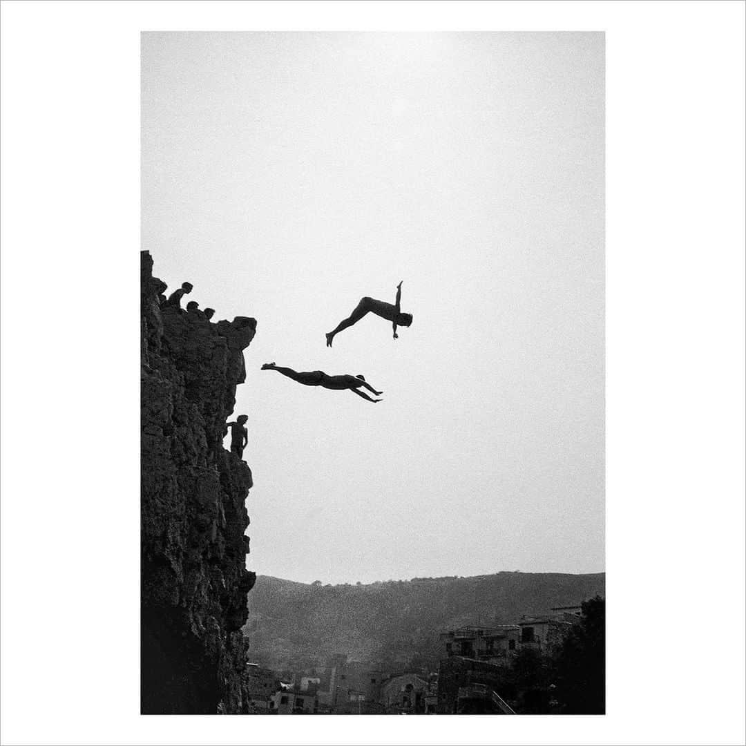 Magnum Photosさんのインスタグラム写真 - (Magnum PhotosInstagram)「"In the tiny seaside village where I spent my holidays, the boys competed by diving from the highest rocks.” – Ferdinando Scianna⁠ .⁠ Solidarity, the July Magnum Square Print Sale, in support of the @naacp and in collaboration with @voguemagazine, is live until Sunday!⁠ .⁠ This is a unique opportunity to purchase signed or estate-stamped prints by over 100 of the world’s leading photographic artists in an exclusive 6x6” format for $100.⁠ .⁠ Magnum photographers and Vogue are both donating 50% of their proceeds to the National Association for the Advancement of Colored People (@naacp), the longest-running, and largest civil rights organization in the United States.⁠ .⁠ The NAACP’s mission is to eliminate race-based discrimination and uphold equality of rights of all persons.⁠ .⁠ Visit the link in bio to see all the images available.⁠ .⁠ PHOTO: Sant'Elia, Sicily, Italy. 1982.⁠ .⁠ © Ferdinando Scianna/#MagnumPhotos⁠ ⁠ #MAGNUMSQUARE #Solidarity #printsale」7月30日 19時01分 - magnumphotos