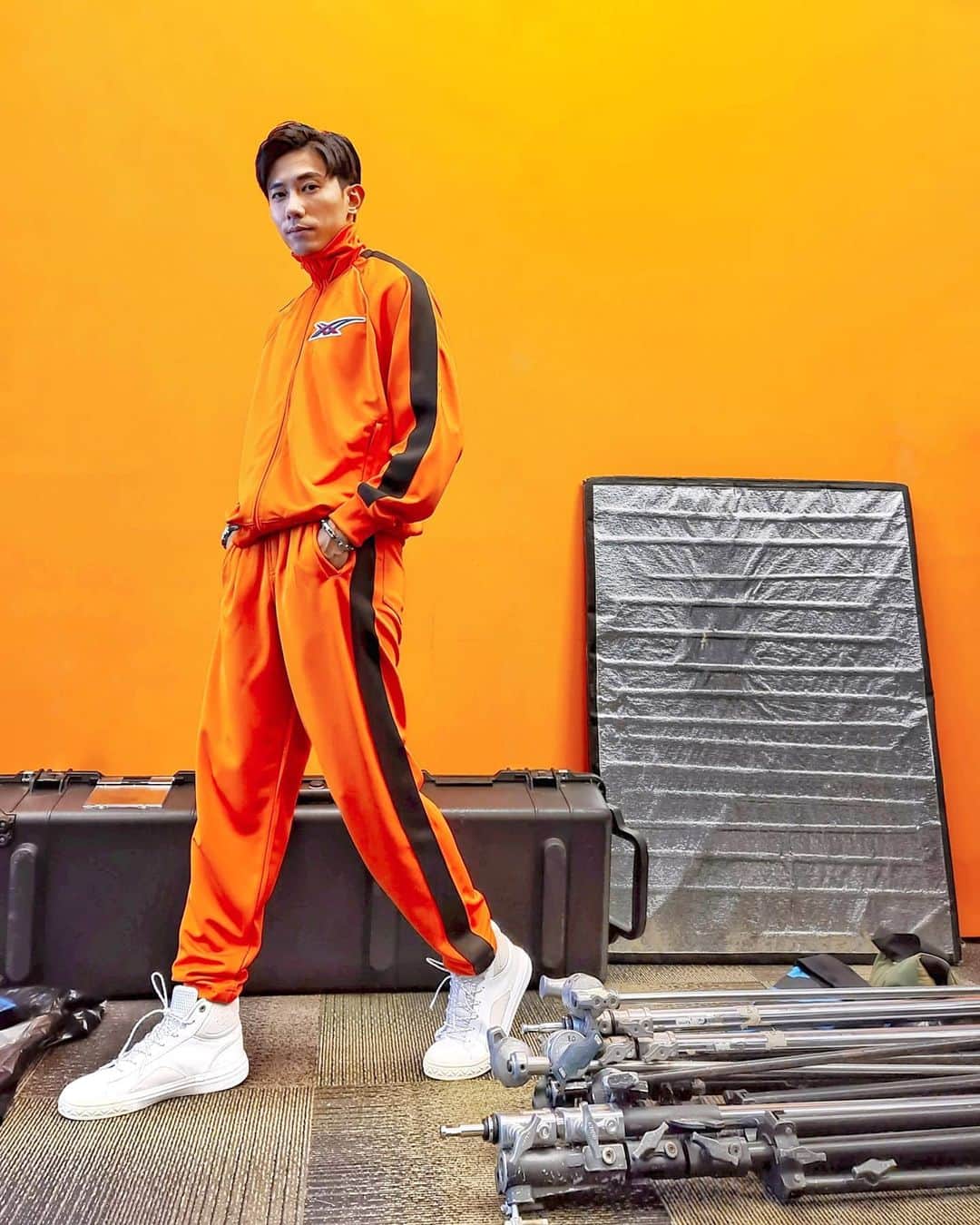 デスモンド・タンのインスタグラム：「Always happy to be back on set! 🎬  Reporting for filming duty today fully decked out in Onitsuka Tiger! Lovin' the cool, casual versatility.   @onitsukatigersg #onitsukatigersg #FABREMP」