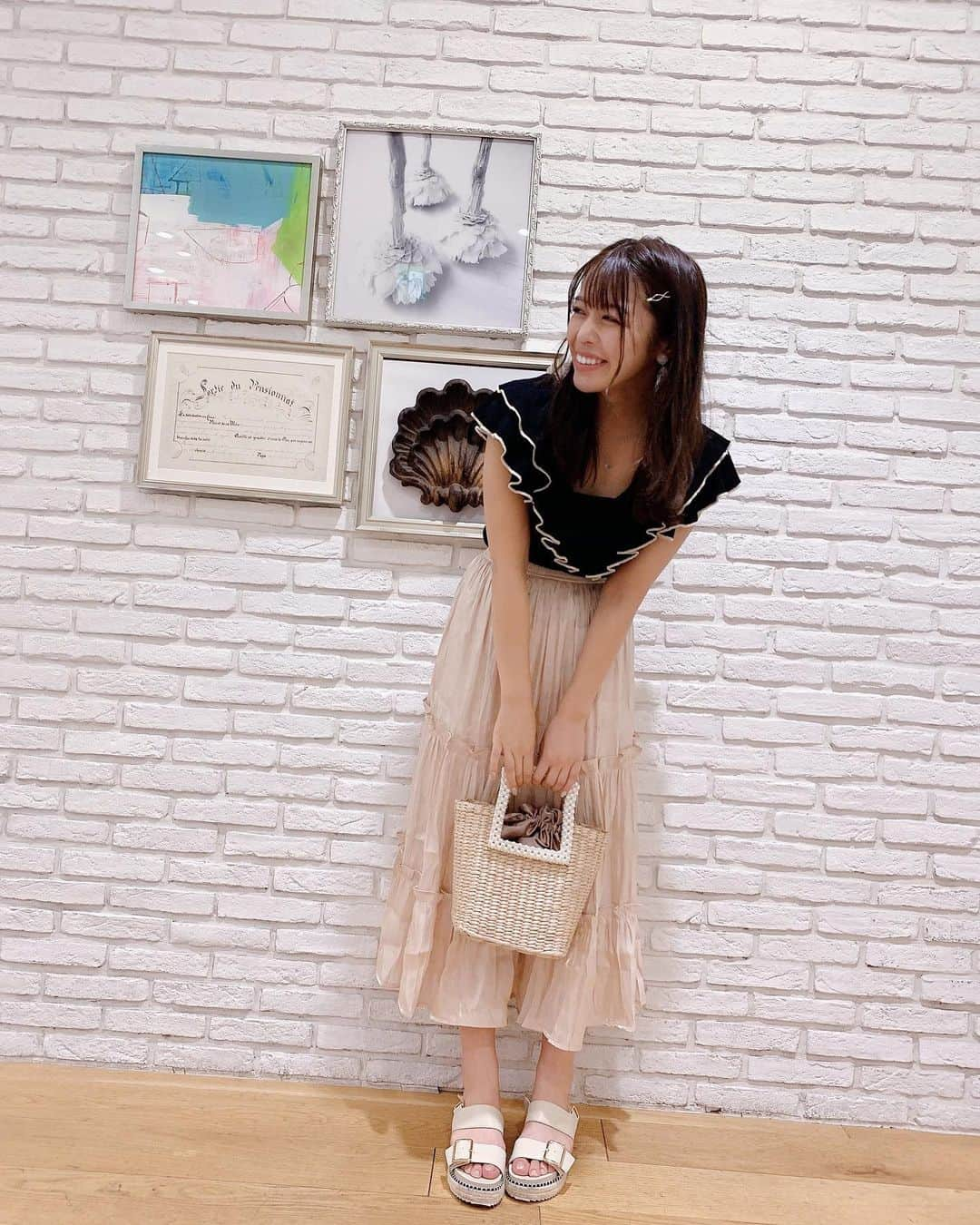 石倉侑芽さんのインスタグラム写真 - (石倉侑芽Instagram)「上品モノトーンコーデ👗💓 . @2mee_store にて、公式スタイリストとして 商品セレクトをさせて頂きました☺️💓 今回セレクトしたのは プリーツボリュームスカート🌟 . 光沢のある素材とプリーツ具合がめっちゃ可愛い💓 歩くたび揺れる柔らかい素材なので 女性らしく着られます(❁´◡`❁) ベーシックなカラーだから トップス合わせに困らないのも嬉しい🙆‍♀️💓 Ｔシャツとかで合わせても良さそう💡 . ゆめちんセレクトのアイテムは、 @2mee_store にて公開中です💫 クーポンコード【select_yume】で ５％オフで買えるので 良かったらぜひご覧ください😊❣️ . 他のセレクトアイテムもまたコーデ載せます👗💓 . 全身の詳細は２枚目以降にタグ付けします🏷 . #ゆめちんコーデ#コーディネート#私服 #プリーツスカート#モノトーンコーデ#セレクトアイテム #夏コーデ#ファッション#fashion#ootd#wear」7月30日 19時10分 - yume8115