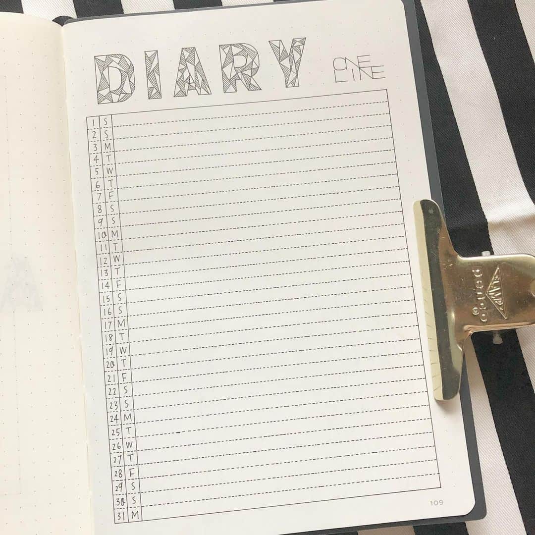 88necocoさんのインスタグラム写真 - (88necocoInstagram)「8月のフォーマット3種書きました。. . ステイホームしかしてなくて、毎日何も目新しいことがないので絵日記が書けず。. 今月はマンスリー日記のページを無くしました😊. なんか変わったことあった日だけ、1行日記に書きます😊. . .  #ねこねこジャーナル2020 #ねこねこジャーナル #neconecojournal #neconecojournal2020 #手帳 #手帳の中身 #手帳術 #notebook #ロイヒトトゥルム1917 #ロイヒトトゥルム #leuchtturm1917 #leuchtturm #ノート作り #ノートの使い方 #モノクロ #モノトーン #白黒 #ペン一本で勝負 #記録#august」7月30日 19時11分 - 88necoco