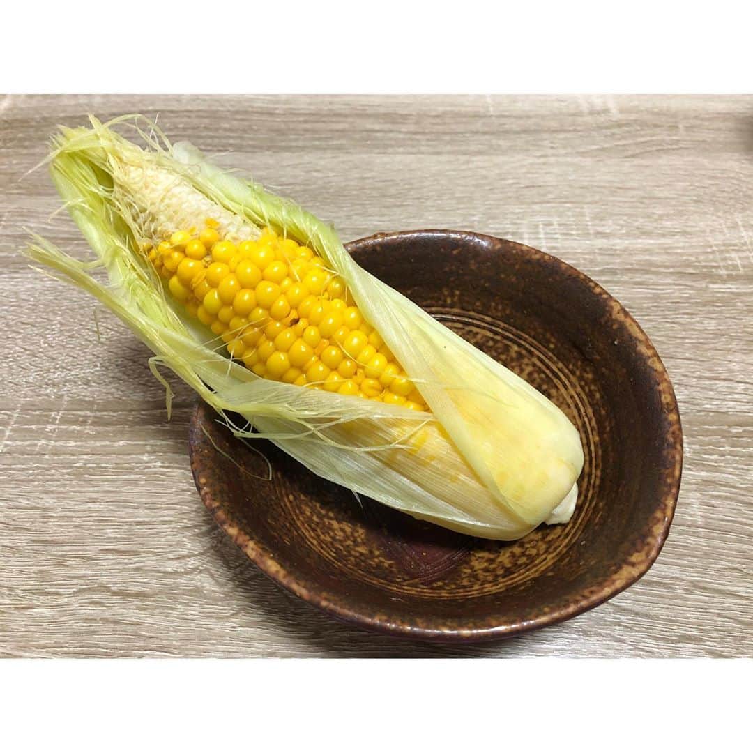 のインスタグラム：「🌽✧︎*。 実家の畑で採れたとうもろこしを お母さんが送ってくれました🥰 ・ おばあちゃんとお父さんが育てたとうもろこし🌽💕 ・ 今年は猿に食べられず立派に育ったんだって🐒💖笑 ・ 皮を2~3枚残したまま茹でた方が美味しいとのこと ・ 旬のものを食すと身体も心も元気になる気がするね💖 ・ 今週末くらいには梅雨明けだね☀️🌈 #とうもろこし #とうもろこし栽培 #贈り物 #お母さんありがとう #夏の庭 #家庭菜園 #旬の食材」