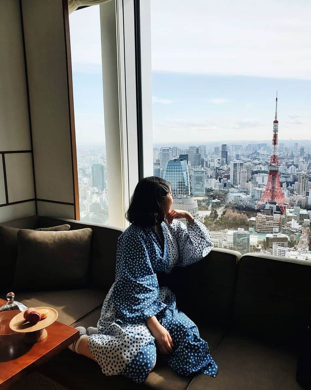 Andaz Tokyo アンダーズ 東京さんのインスタグラム写真 - (Andaz Tokyo アンダーズ 東京Instagram)「Spend some time exploring the local neighborhood with a summer #Staycation at @andaztokyo ☀️🧳⠀ ⠀ ホテル館内での時間を満喫いただけるとっておきのプラン「Staycation」をご用意いたしました。ぜひこの夏はアンダーズ 東京で優雅なひとときをお過ごしください🏨⠀  ⠀ ⏰エスケーププラン24hrs.ステイ⠀ チェックインタイムからの24時間ステイに加え、選べる特典付き。メインダイニングでのディナーコース または ルームサービス or スパトリートメントにてご利用いただける10,000円分のクレジットよりお選びいただけます⠀ 🥂ナイトピクニックステイプラン⠀ 地上250mで東京の夜景を望みながらナイトピクニックをお楽しみいただけます⠀ ☀️Daytimeデイユースプラン – お部屋で寛ぎながら楽しめるアフタヌーンティーや「AO スパ＆クラブ」へのアクセスがついた、日中のご滞在をお楽しみいただける限定プラン⠀ 🌙Nighttime デイユースプラン - 夕暮れ時をお部屋でお楽しみいただきながらご堪能いただける4コースペアディナーや「AO スパ＆クラブ」へのアクセス、ロビーフロアでのワイン＆カナッペサービス付きの夜限定プラン⠀ ➡️ 詳細は、ストーリーまたはリンクをご覧ください⠀ https://bit.ly/2XbxUX1 ⠀ ⏰24-Hour Summer Escape – a full 24-hour stay including your choice of 4-course dinner, 10,000 credit for room service 10,000 credit for room service or spa⠀ 🥂Rooftop Picnic – including an exclusive evening picnic at the 52nd floor Terrace⠀ ☀️Daytime Plan - midday stay including pool, gym and afternoon tea served in-room⠀ 🌙Nighttime Plan - sunset stay including pool, gym, cocktail hour and dinner in-room ⠀ ➡️ See link below or stories for more details!⠀ https://bit.ly/309mlBA⠀  #ステイケーション #東京ステイケーション⠀ #東京ホテル #andaztokyo #アンダーズ東京 #tokyotower🗼  ⠀ 📸 Special thanks to @tseparfait」7月30日 19時13分 - andaztokyo