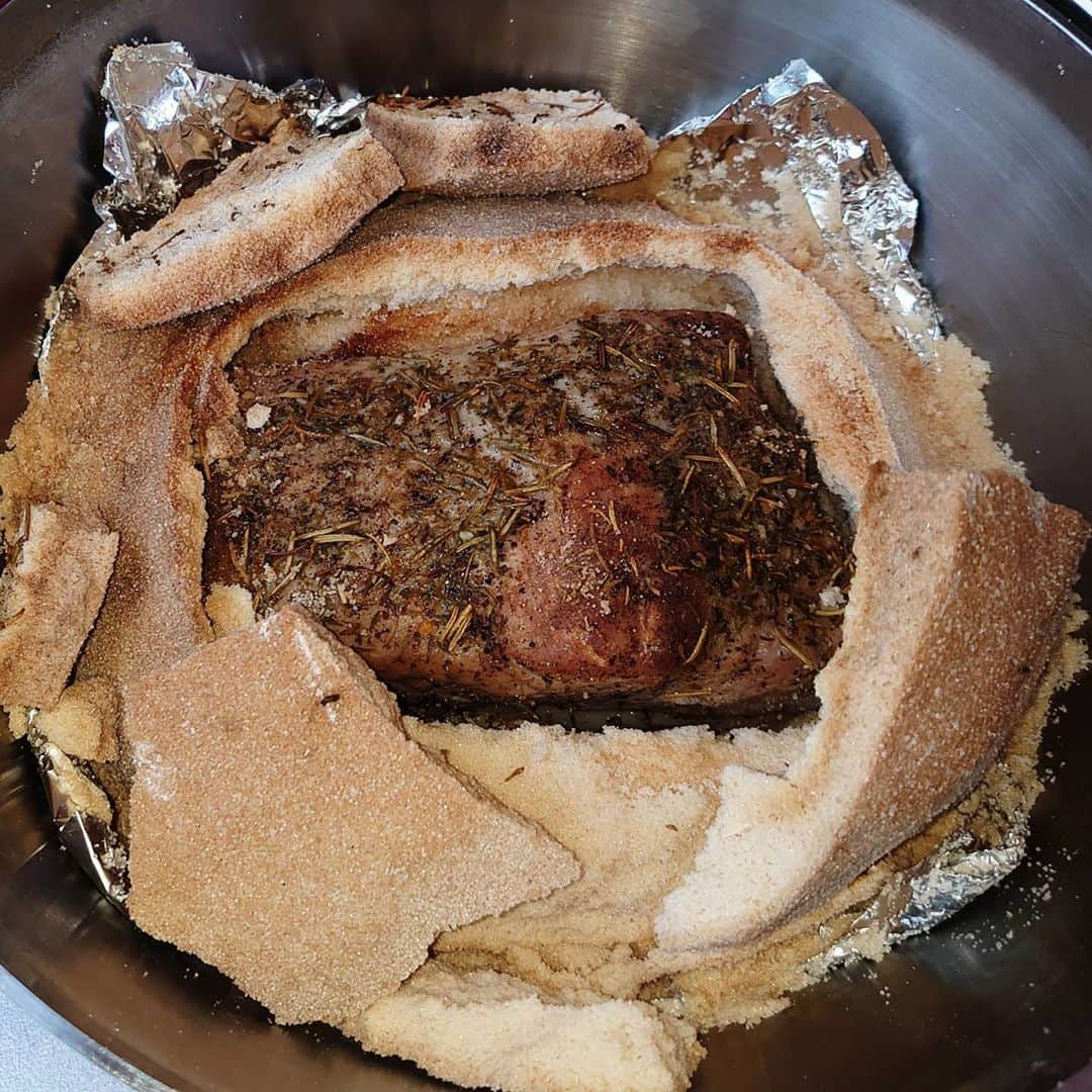 HBC北海道放送アナウンス部さんのインスタグラム写真 - (HBC北海道放送アナウンス部Instagram)「小川和幸です。 いま、「キャンプ飯」にはまっています！ 今回作ったのは、「豚肉の塩釜焼き」。  ①塩に卵白を入れ固まる程度に混ぜ合わせ ②豚肉の固まりに、ハーブ類を振りかけ ③ダッチオーブンに①の塩を1/3程敷き この上に②の肉を置いて、 残った塩を被せ固めます。 ④ダッチオーブンを、 上下から炭で熱して1時間で完成！  これが美味しい！肉からハーブの香りが漂い、 口に入れると、丁度良い塩加減で、肉も柔らか！ ピールがすすみました。  皆さんも、是非お試しください。  #HBCアナウンサー #北海道キャンプ #わんことキャンプ #キャンプ飯 #アウトドア #おいしいもの」7月30日 19時16分 - hbc_announcer