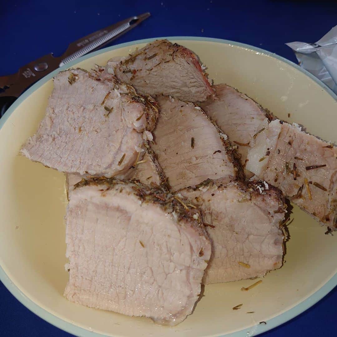 HBC北海道放送アナウンス部さんのインスタグラム写真 - (HBC北海道放送アナウンス部Instagram)「小川和幸です。 いま、「キャンプ飯」にはまっています！ 今回作ったのは、「豚肉の塩釜焼き」。  ①塩に卵白を入れ固まる程度に混ぜ合わせ ②豚肉の固まりに、ハーブ類を振りかけ ③ダッチオーブンに①の塩を1/3程敷き この上に②の肉を置いて、 残った塩を被せ固めます。 ④ダッチオーブンを、 上下から炭で熱して1時間で完成！  これが美味しい！肉からハーブの香りが漂い、 口に入れると、丁度良い塩加減で、肉も柔らか！ ピールがすすみました。  皆さんも、是非お試しください。  #HBCアナウンサー #北海道キャンプ #わんことキャンプ #キャンプ飯 #アウトドア #おいしいもの」7月30日 19時16分 - hbc_announcer