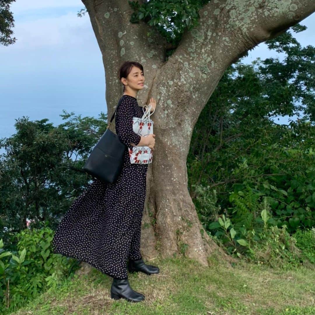 石田ゆり子さんのインスタグラム写真 - (石田ゆり子Instagram)「ふっと気がつくと 呼吸がとても浅くなっていることが多い。 大きな樹に触れて、 チカラをいただく。 自然は本当に美しい。 人間はちっぽけだなぁ。 #タマティーノ写真館」7月30日 19時18分 - yuriyuri1003