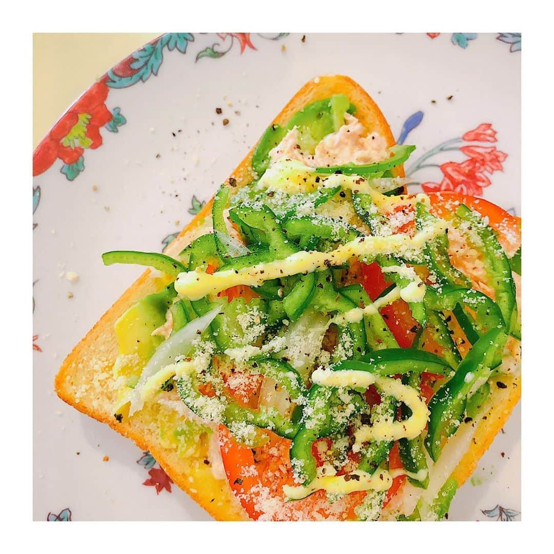 RisaWisteriaのインスタグラム：「. 満腹で眠り、空腹で目覚める私の朝ゴパン🥯 . . 朝は土鍋を出すのも面倒なのでパンばっかり🥪 . そして面倒なので、朝のエネルギーの全てをパンに乗せるスタイル🍅(ピーマンは好きすぎるからマスト、最後の写真とかほぼピーマン😂) . . 朝から慌ててお皿を割ると面倒なので(もぅどんだけw)プラスチックや木製の割れないお皿が主。 . メインの具材はハム、ツナ、チキンが出番が多いかな🐟 . チキンを使うときは面倒なのでw4枚目の写真の様に火を使わずホーロー１つで調理🔥 . 下味とオリーブオイルをモミモミしたチキンにレモンを乗せてれんじでチーーーーン！とレモンチキンに🍋 . . 玉ねぎは水にさらした後、ペストとマヨで和えてから使うことが多いよ🌿 . 毎日のことなのであんまり写真がないのだけど、、卵だったりアボカドだっり豚肉だったり、、毎日違うオープンサンドだからパンでも飽きない✌️、、あ、ちなみに食パンはどこでも買える超熟👏 . 買ったら半分はすぐに冷凍しちゃうんだ🍞 . . さ、朝ごはんのこと何やら急に語ってみたけど、夕飯の支度でもするかな、、笑笑」