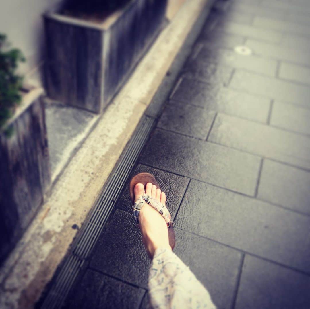 田井弘子さんのインスタグラム写真 - (田井弘子Instagram)「先日の  小雨の小江戸  浴衣にしようかと思ったけど、  足元だけ和にしました^_^  意外と悪くない #サンダルがわり  #下駄」7月30日 19時20分 - hirokotai