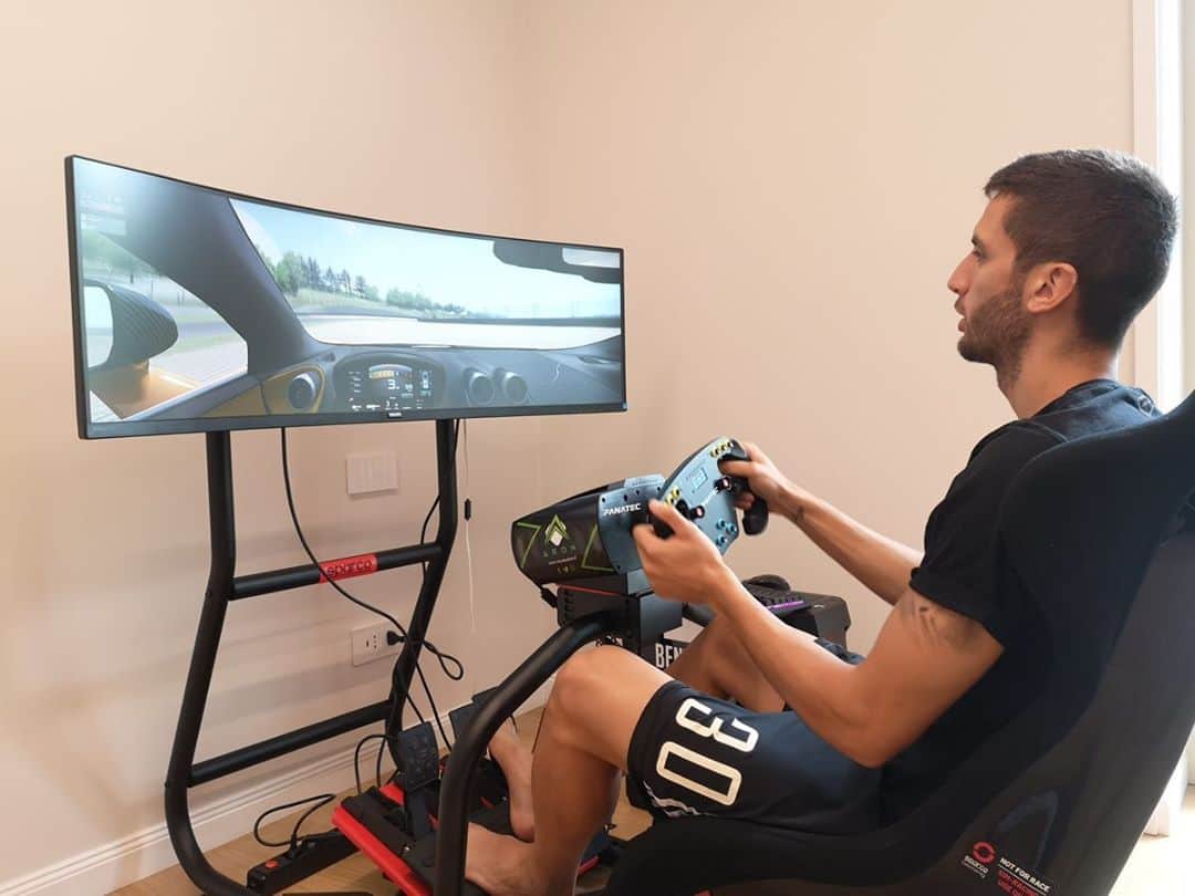 ロドリゴ・ベンタンクールのインスタグラム：「Chi è pronto per una sfida? 🏎  Grazie mille!  @wearearon」